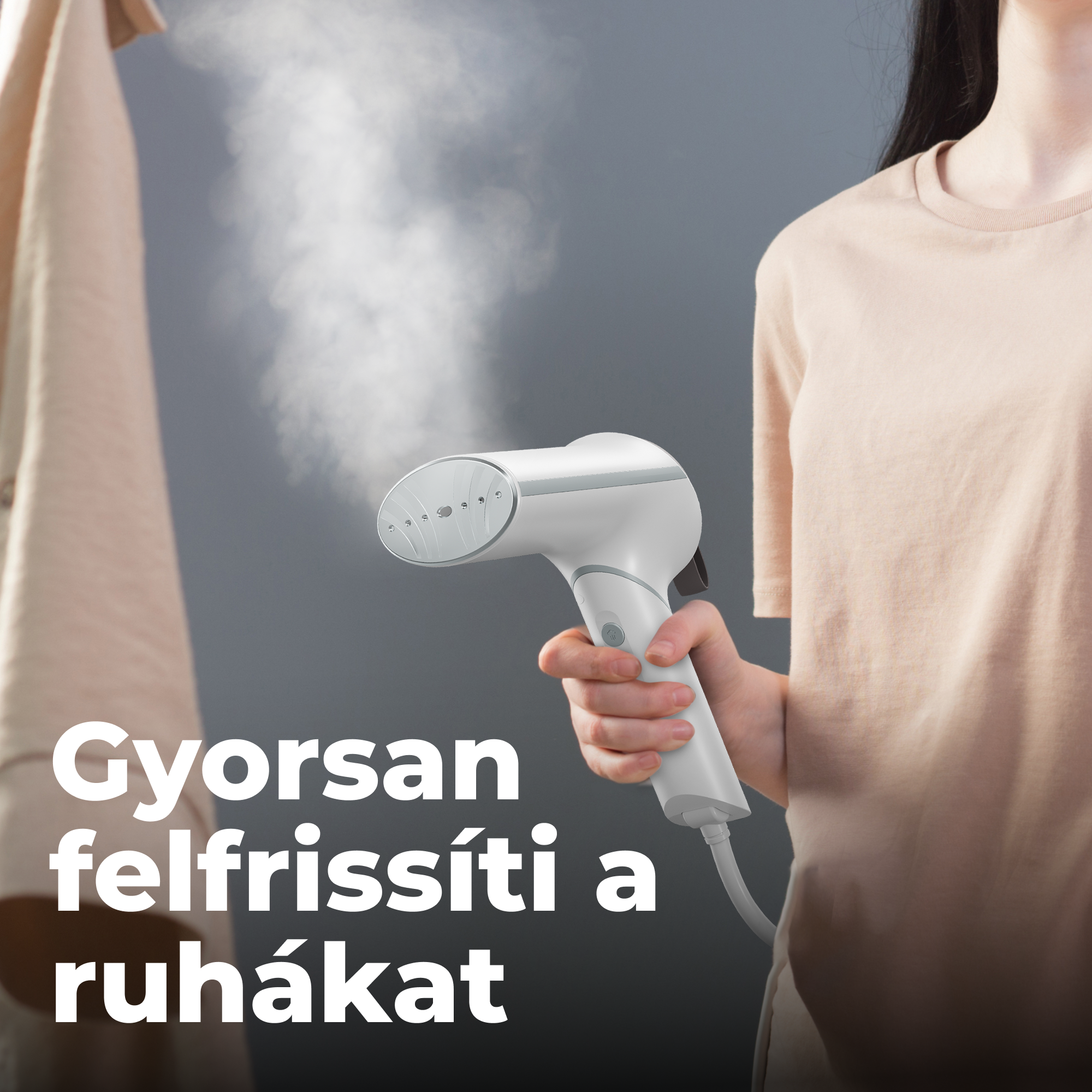 Egy személy egy fehér gőzölőt tart, gőz emelkedik. Bézs ing és szöveg: Gyorsan felfrissíti a ruhákat, magyarul.