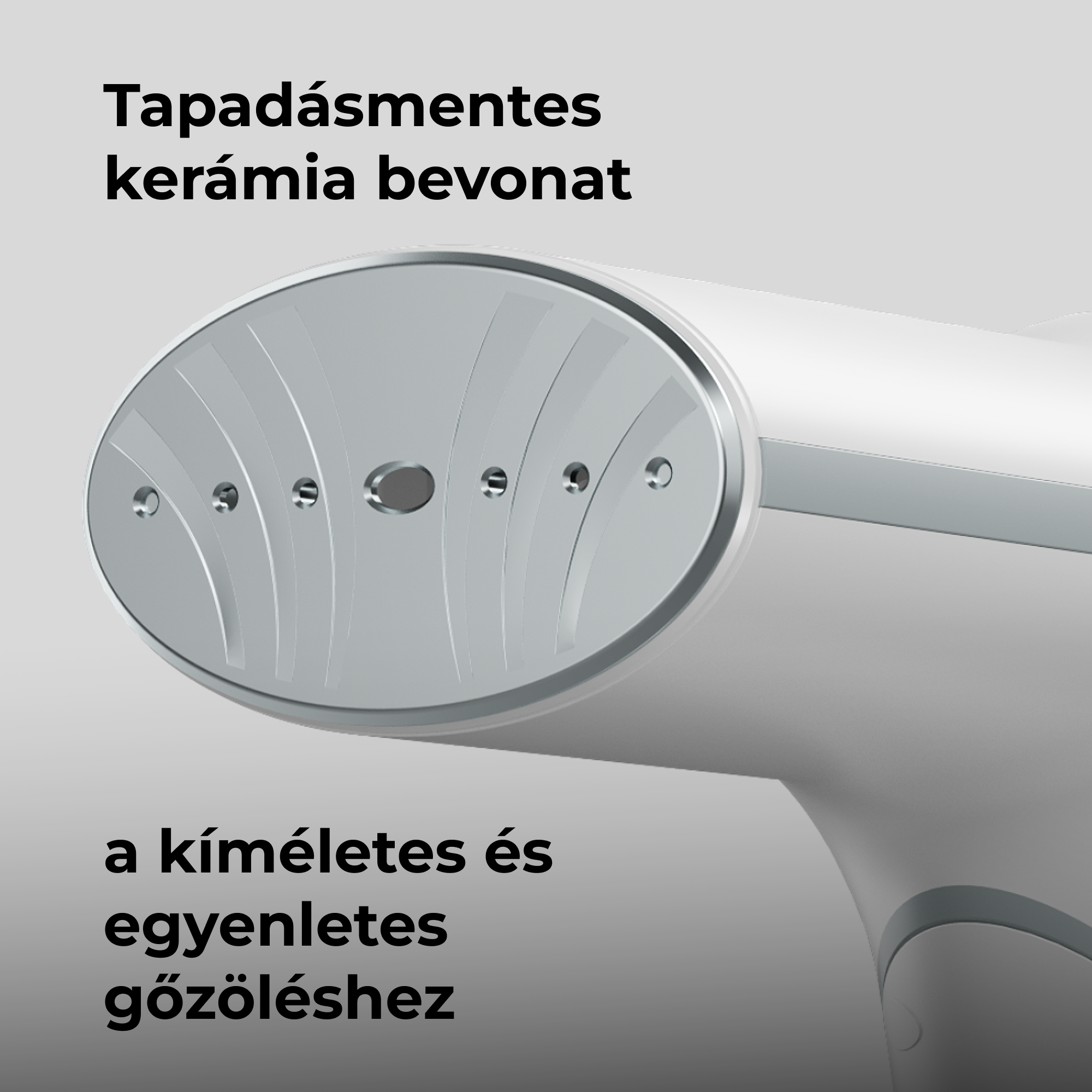 Fehér-ezüst gőzölőfej közelképe. Magyar szöveg: 'Tapadásmentes kerámia bevonat' és 'a kíméletes és egyenletes gőzöléshez'.