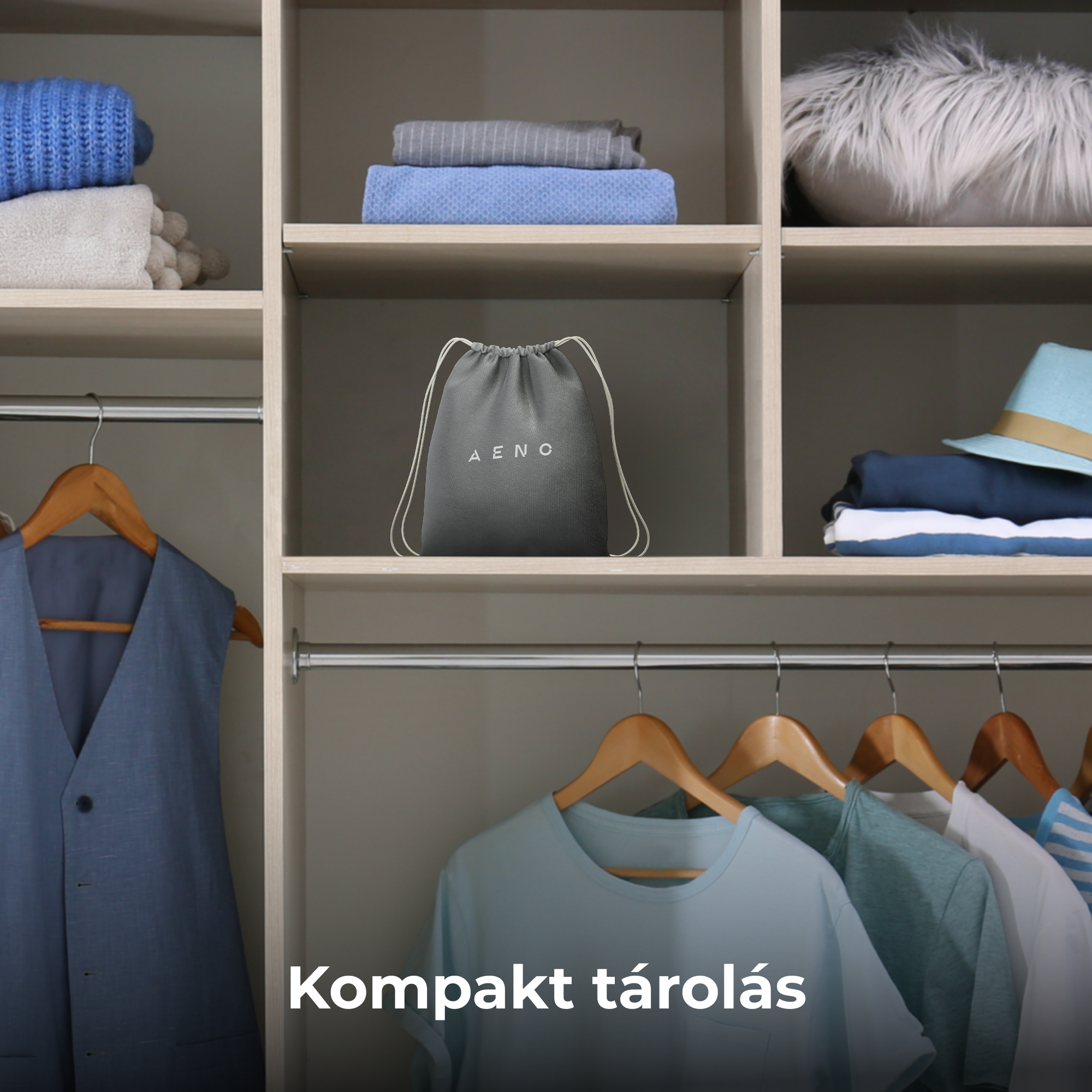 Egy szekrény ruhákkal és egy tárolótáskával. A polcokon összehajtott ruhák és egy bolyhos tárgy. Alul pólók lógnak.
