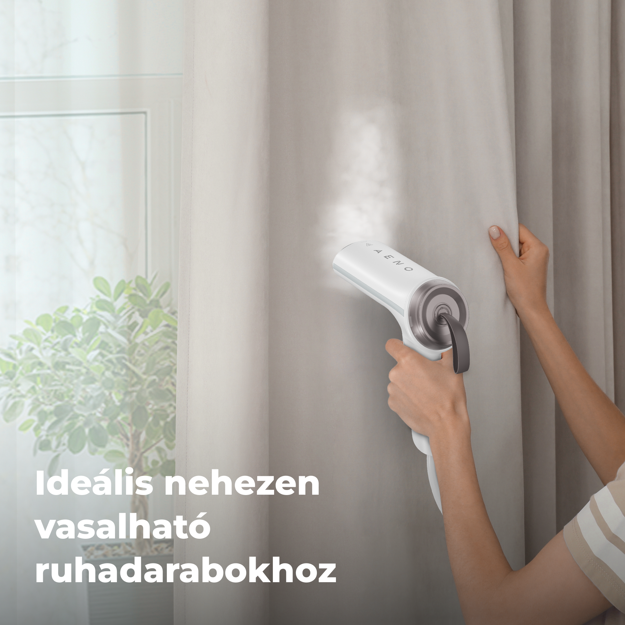 Egy kézi gőzölőt használnak a függönyön. A jelenet egy ablakot, növényeket és magyar nyelvű szöveget tartalmaz.