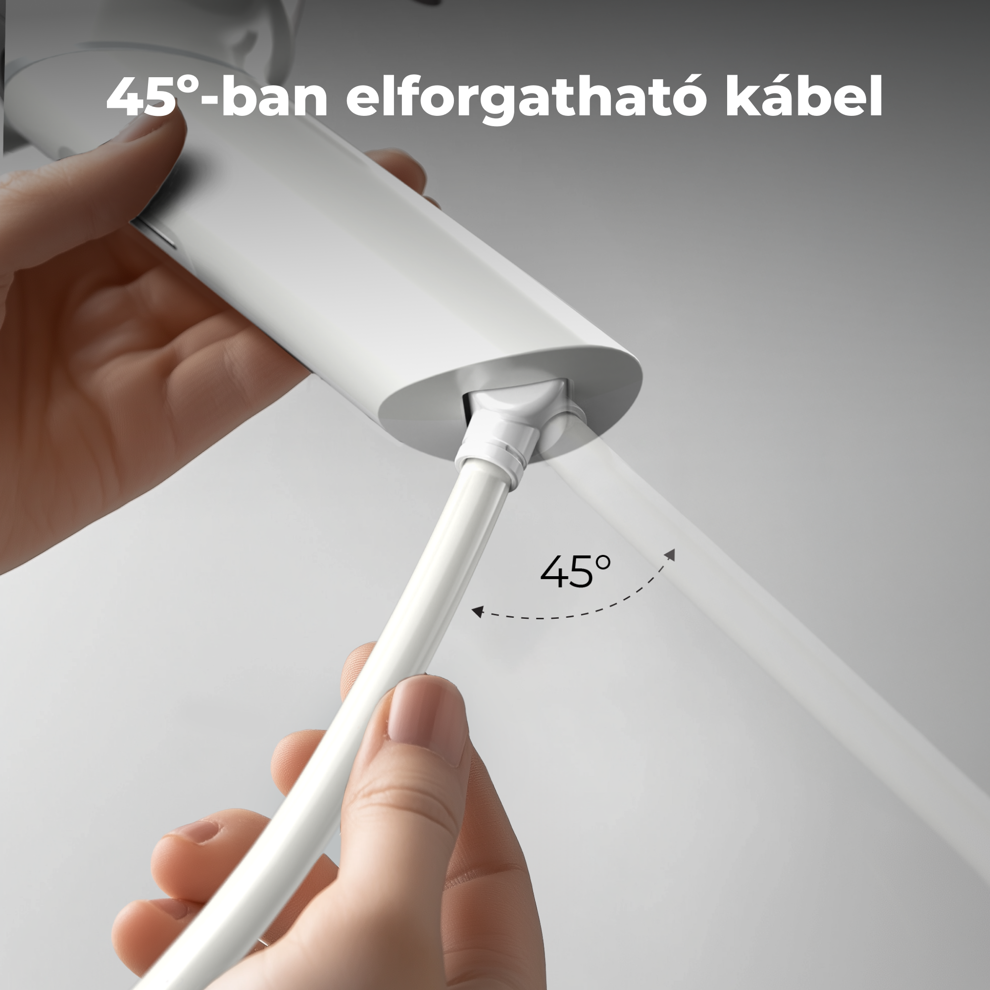 Kéz egy fehér tárgyat tart, 45 fokban forgatható kábellel. A szöget a képen jelölik.