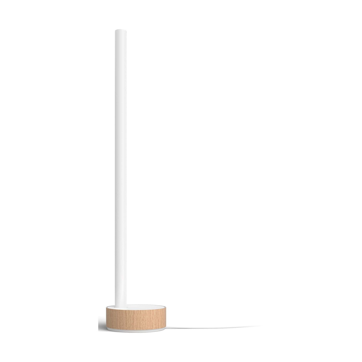 Una lampada moderna con palo bianco e base in legno. La lampada si erge su uno sfondo bianco, proiettando un'ombra sottile.