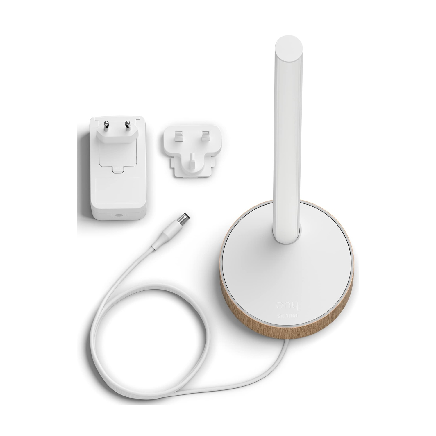 Una lampada Philips Hue bianca con base in legno, adattatore e spina su sfondo bianco.