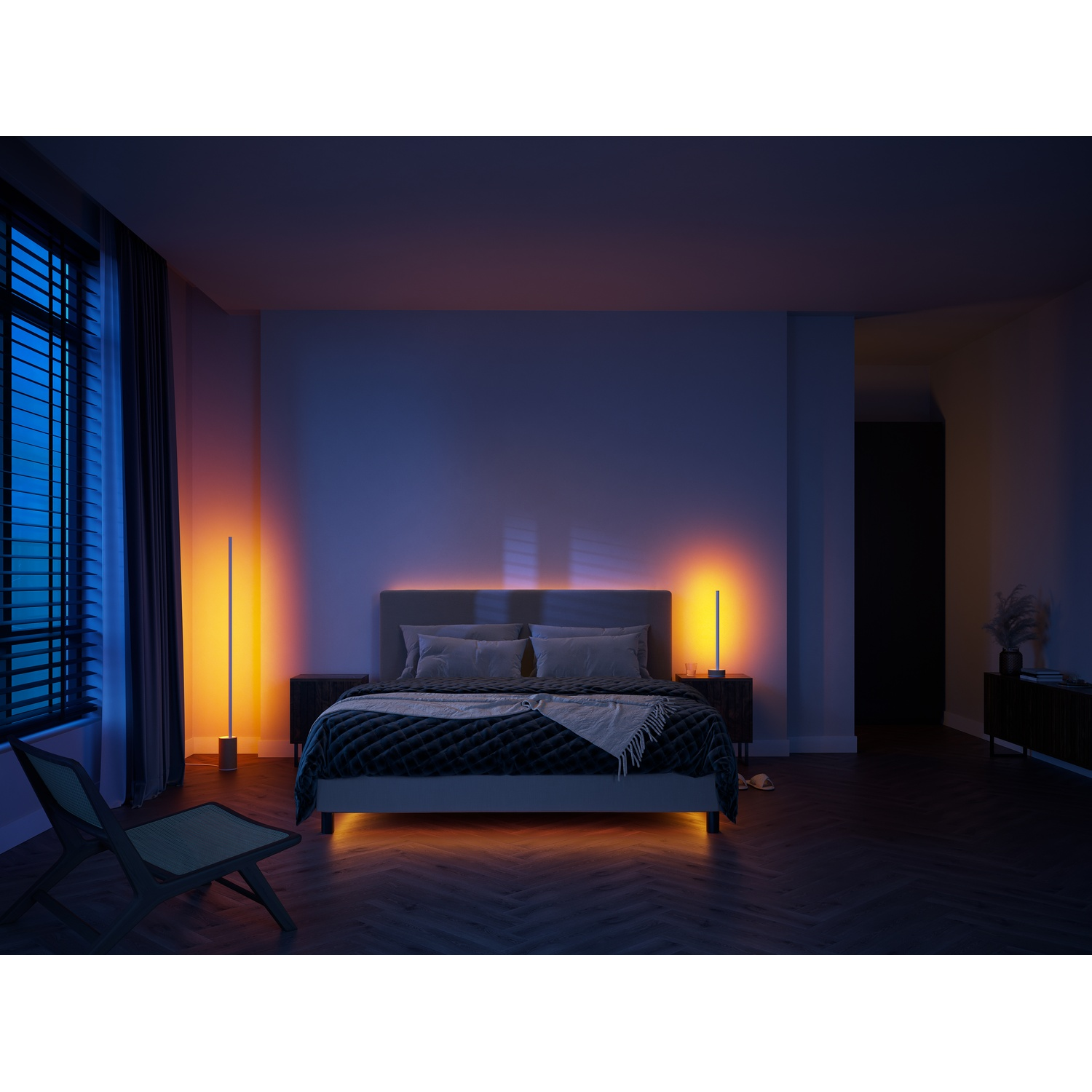 Una camera da letto con un letto, due lampade, una sedia e una finestra. La stanza è illuminata con luci arancioni e blu.