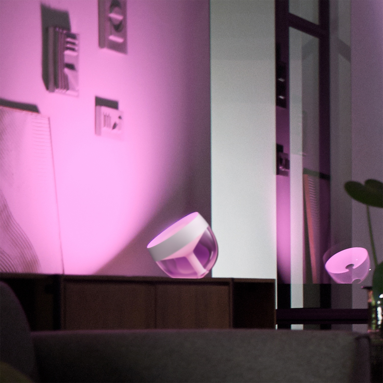 Una scena moderna con una lampada levitante. La stanza è illuminata con luce rosa. Sono visibili mobili e decorazioni, tra cui un mobile.