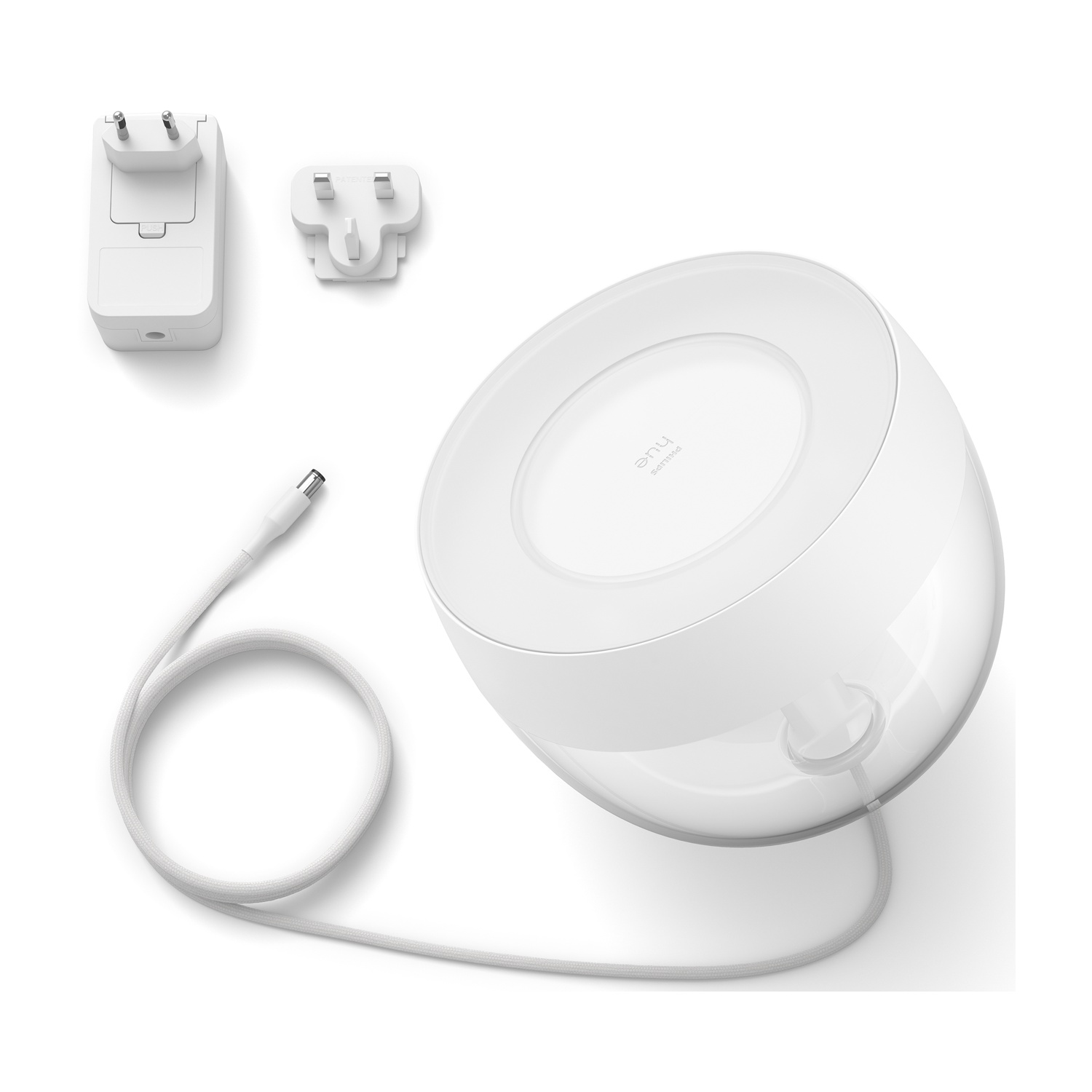 Una lampada Philips Hue bianca con adattatori di alimentazione e un cavo, su sfondo bianco. La lampada è a forma di globo.