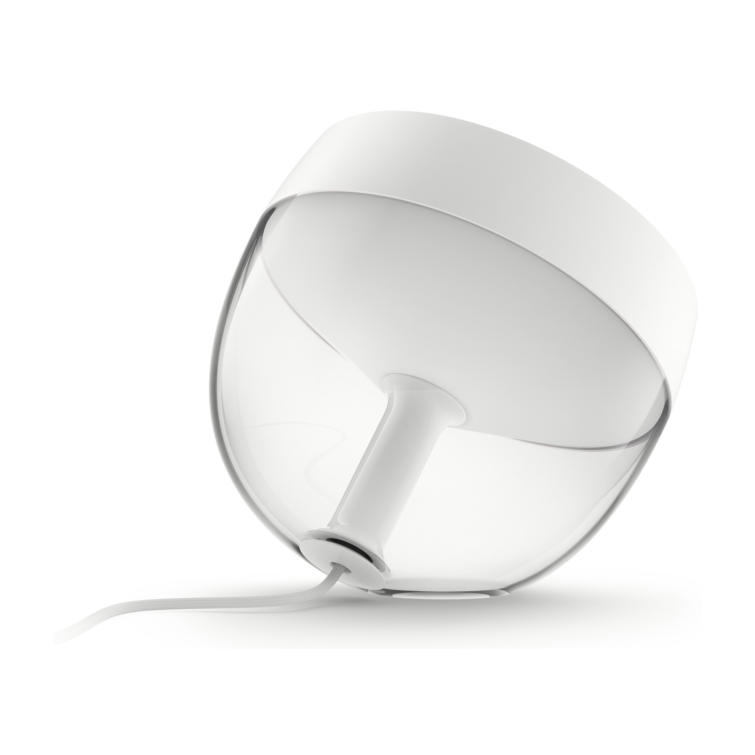 Una lampada bianca moderna con un paralume in vetro arrotondato, un gambo bianco e un cavo bianco su sfondo bianco.
