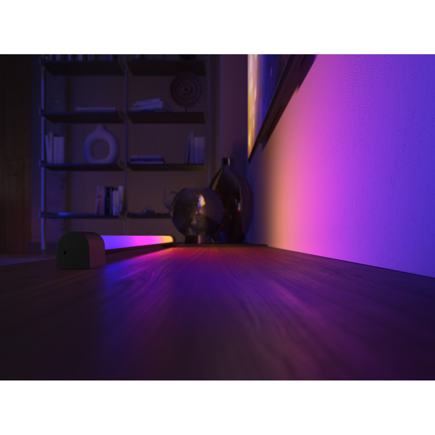 Una barra luminosa colorata su un tavolo di legno. Sullo sfondo una mensola con libri e decorazioni. Il muro è illuminato di viola e arancione.