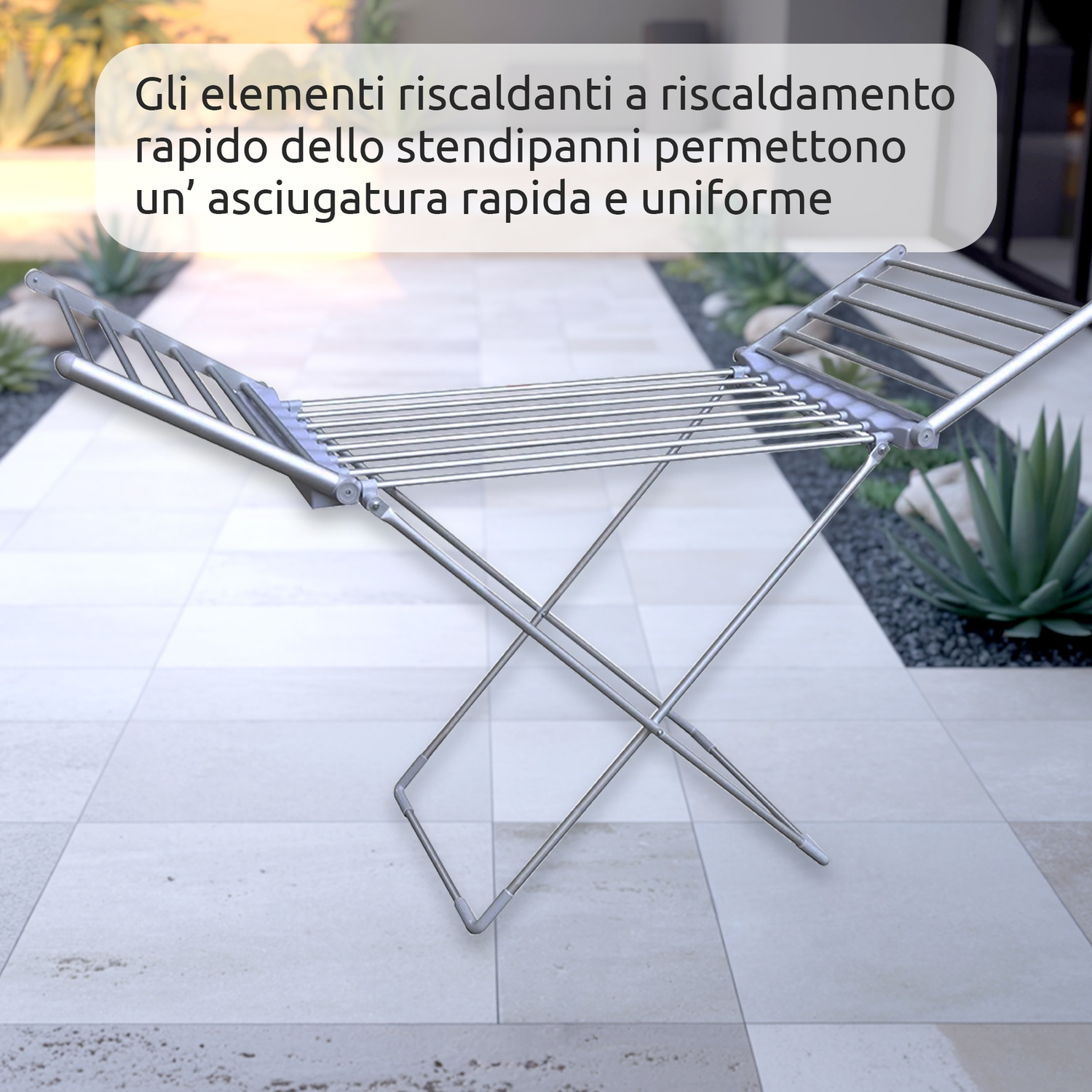Uno stendibiancheria pieghevole d'argento è su un patio piastrellato. Il testo in italiano descrive le caratteristiche dello stendibiancheria.