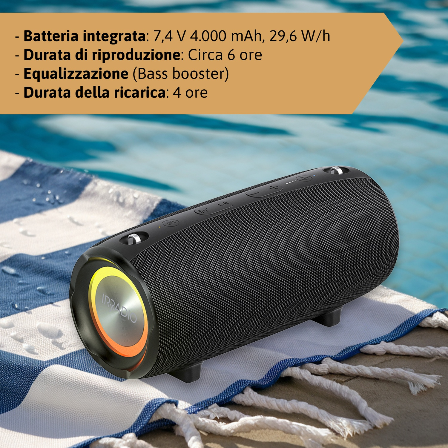 Un altoparlante IRRADIO nero è su un asciugamano vicino all'acqua. Il testo indica la durata della batteria e il tempo di riproduzione. L'altoparlante ha luci arancioni e gialle.