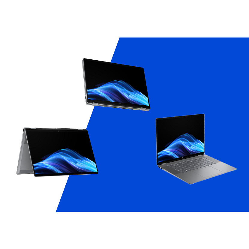 Trzy srebrne laptopy z czarnymi ekranami wyświetlającymi niebiesko-fioletową sztukę abstrakcyjną na białym i niebieskim tle.