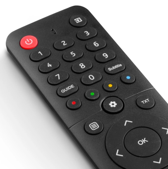 Czarny pilot do telewizora z czerwonym przyciskiem zasilania, klawiszami numerycznymi i przyciskami funkcyjnymi na białym tle.