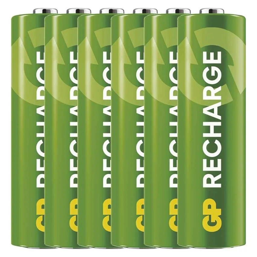 Sześć zielonych akumulatorów z napisami 'RECHARGE' i 'GP'.