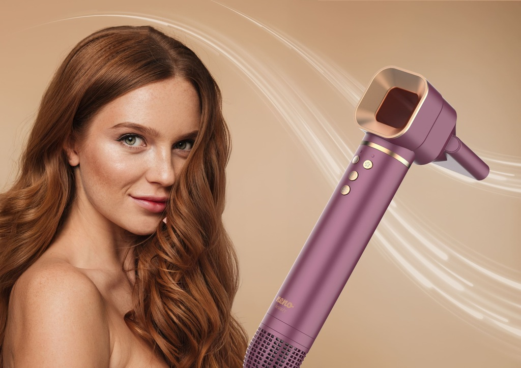 Kobieta z rudymi włosami i stylizatorem do włosów. Stylizator jest fioletowy i złoty. Tło jest jasnobrązowe z białymi liniami.