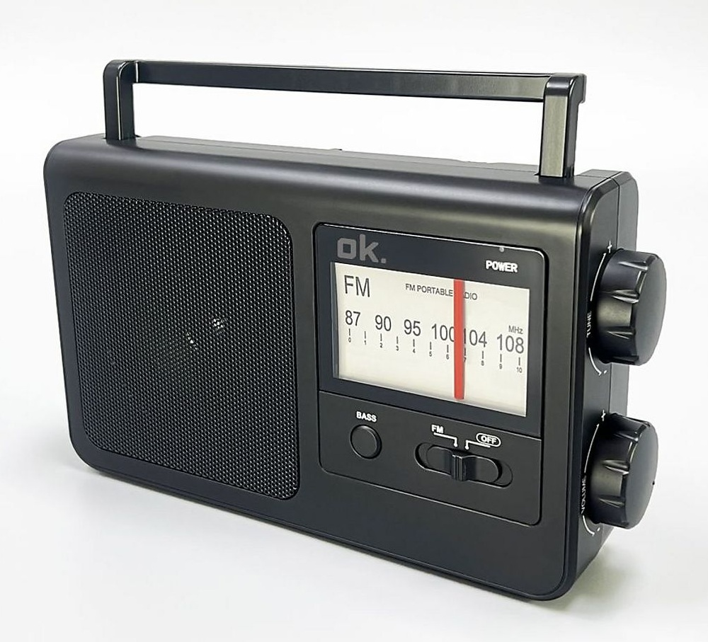 Czarny przenośny radioodbiornik z uchwytem, głośnikiem i wyświetlaczem pokazującym częstotliwości FM. Pokrętła do strojenia i głośności.
