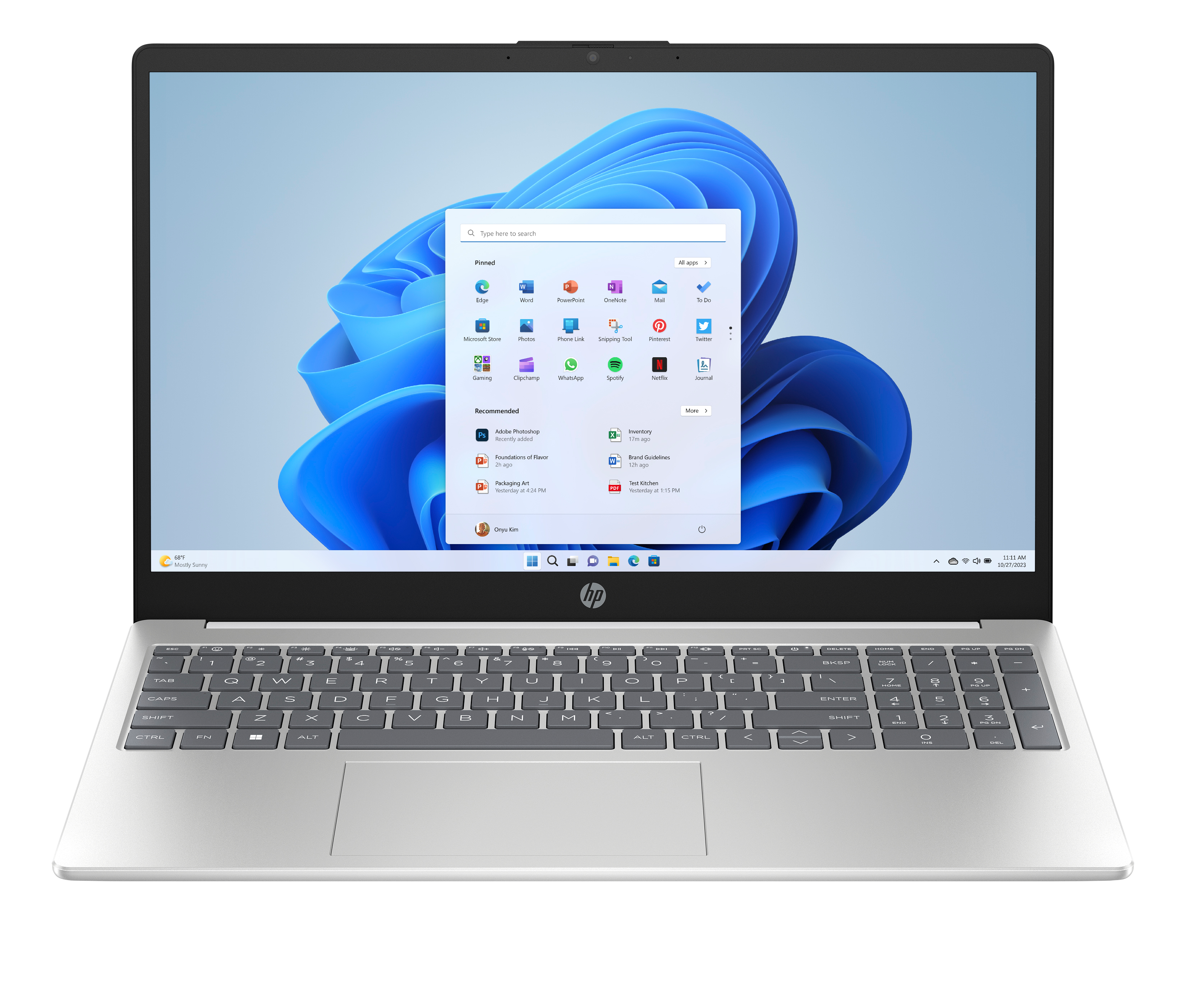 Otwarty laptop, interfejs Windows 11 na ekranie. Klawiatura widoczna poniżej. Czarna ramka, srebrna podstawa.