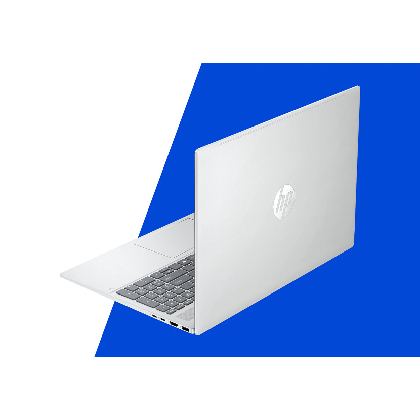 Srebrny laptop HP jest otwarty, wyświetlając klawiaturę i touchpad. Znajduje się na niebiesko-białym tle.