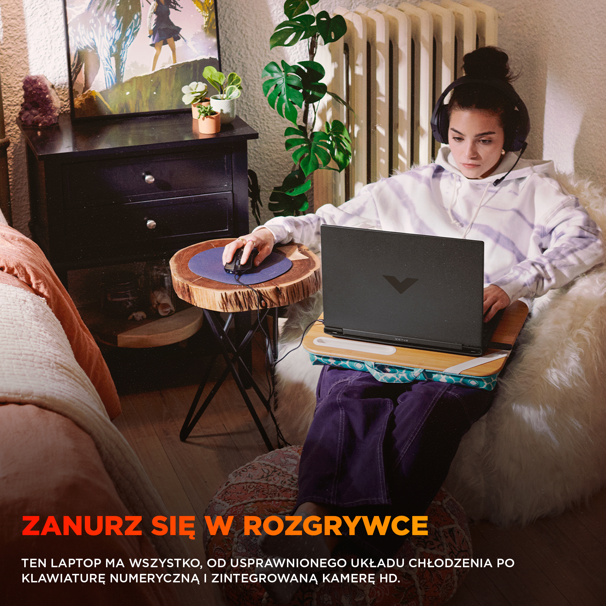 Kobieta z laptopem, słuchawkami i myszką. Wnętrze z roślinami, stolikiem i łóżkiem.