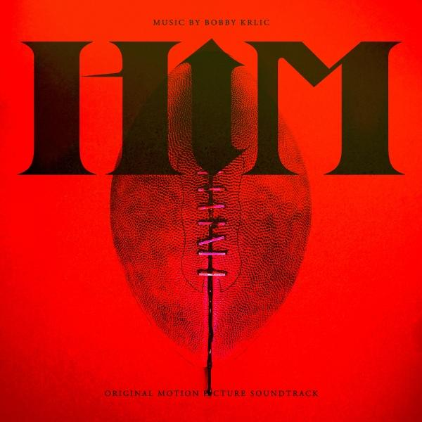 Roter Hintergrund mit dem Wort HIM in Schwarz. In der Mitte befindet sich ein Football, mit den Nähten in der Mitte. Der Text stammt von einem Soundtrack.
