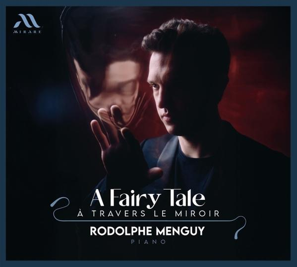 Ein Mann in dunkler Kleidung hält einen reflektierenden Gegenstand. Text lautet "A Fairy Tale" und "Rodolphe Menguy, Klavier".