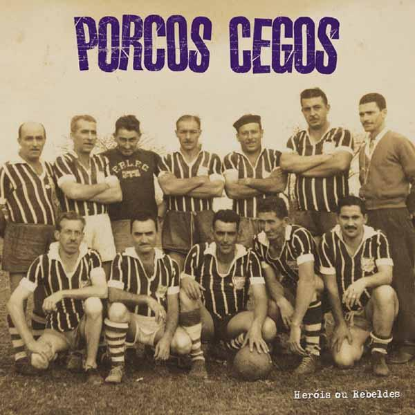 Vintage Teamfoto. Männer in gestreiften Hemden und Shorts. Einige knien und halten einen Fußball. Der Text oben lautet 'Porcos Cegos'.