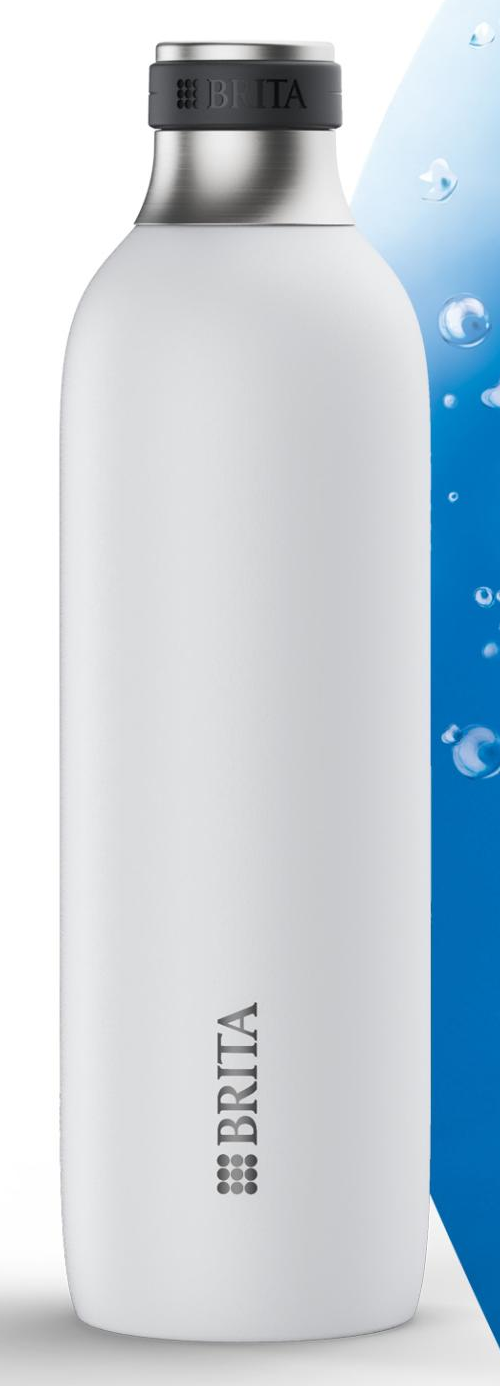 Biała butelka na wodę Brita po lewej stronie. Bąbelki i niebieskie tło po prawej.