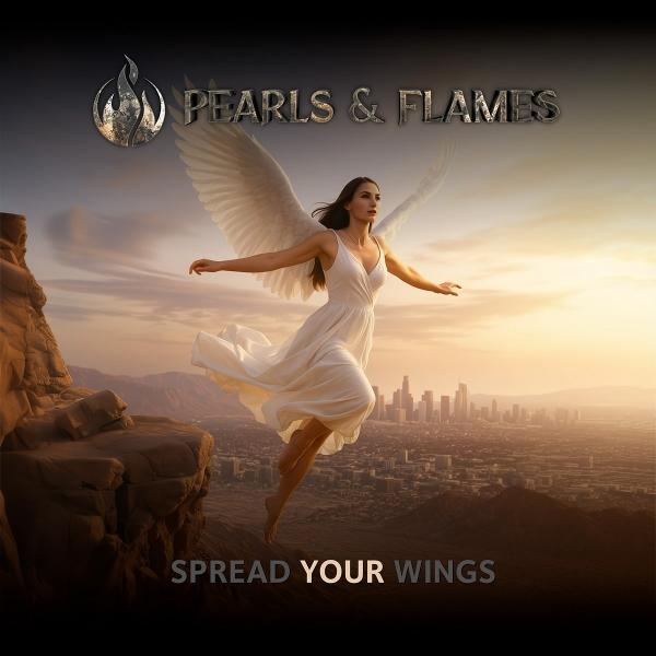 Frau mit Flügeln in weißem Kleid, die über einer Stadt fliegt. Die Worte "Pearls & Flames" und "Spread Your Wings" sind vorhanden.