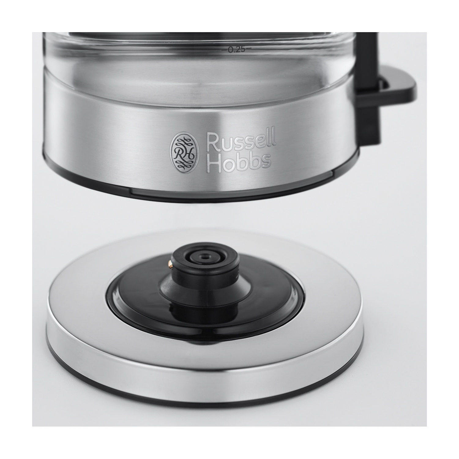 Primo piano di un bollitore Russell Hobbs. La base è argentata, la parte superiore è in vetro e metallo. Il logo del marchio è visibile.