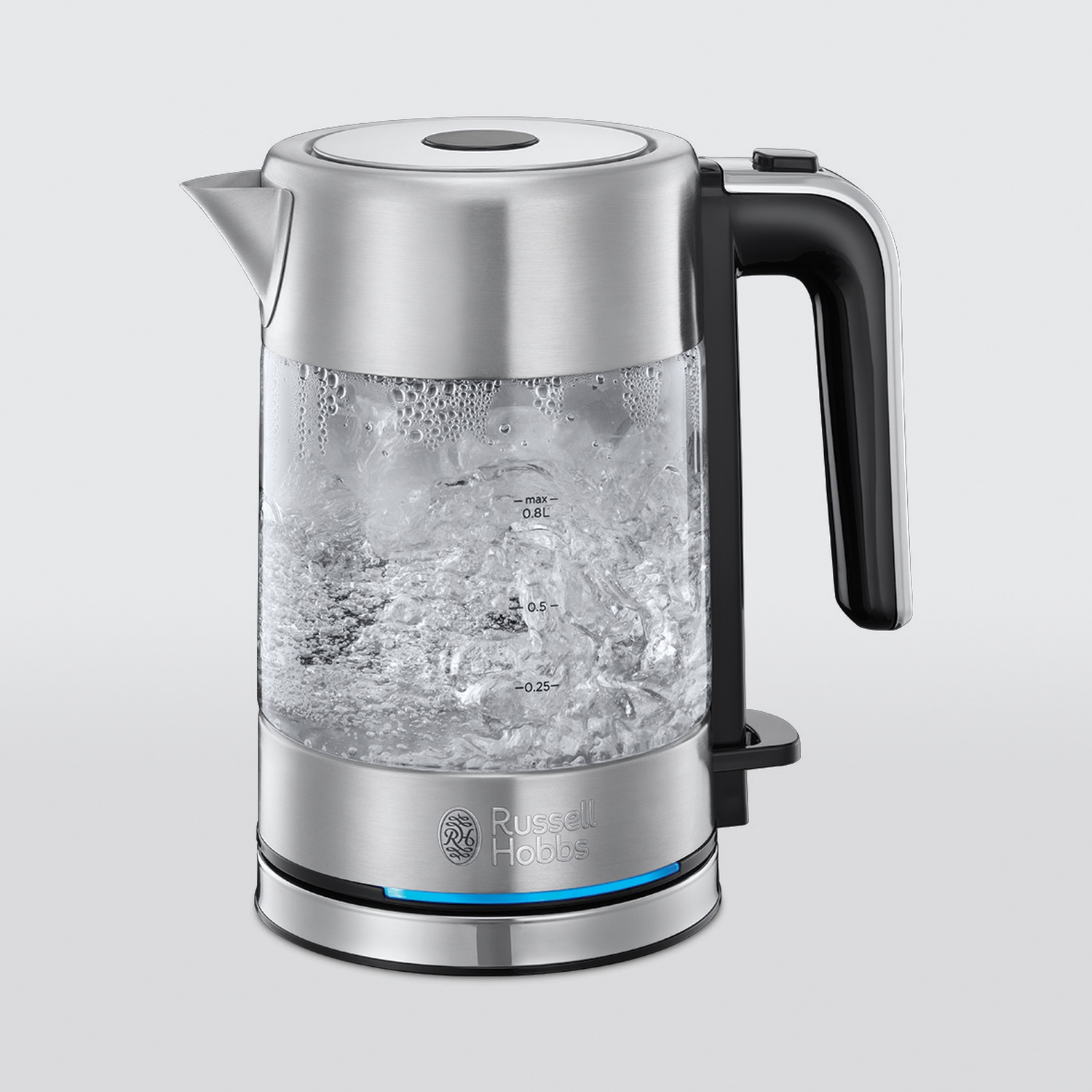 Un bollitore elettrico in acciaio inossidabile e vetro con acqua bollente all'interno. Il bollitore ha una maniglia e una base nere e il logo Russell Hobbs.