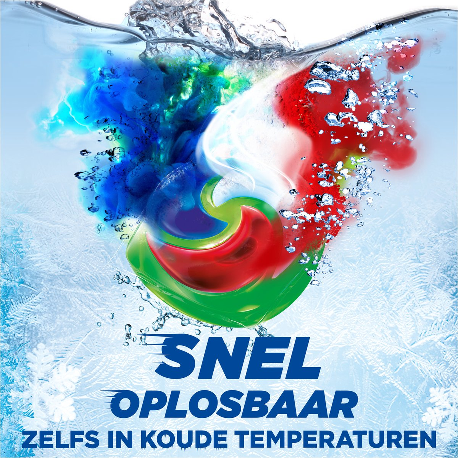 Een wasmiddelcapsule die oplost in water. Het is omgeven door blauwe, rode en witte kleuren. Tekst luidt: 'SNEL OPLOSBAAR ZELFS IN KOUDE TEMPERATUREN'.