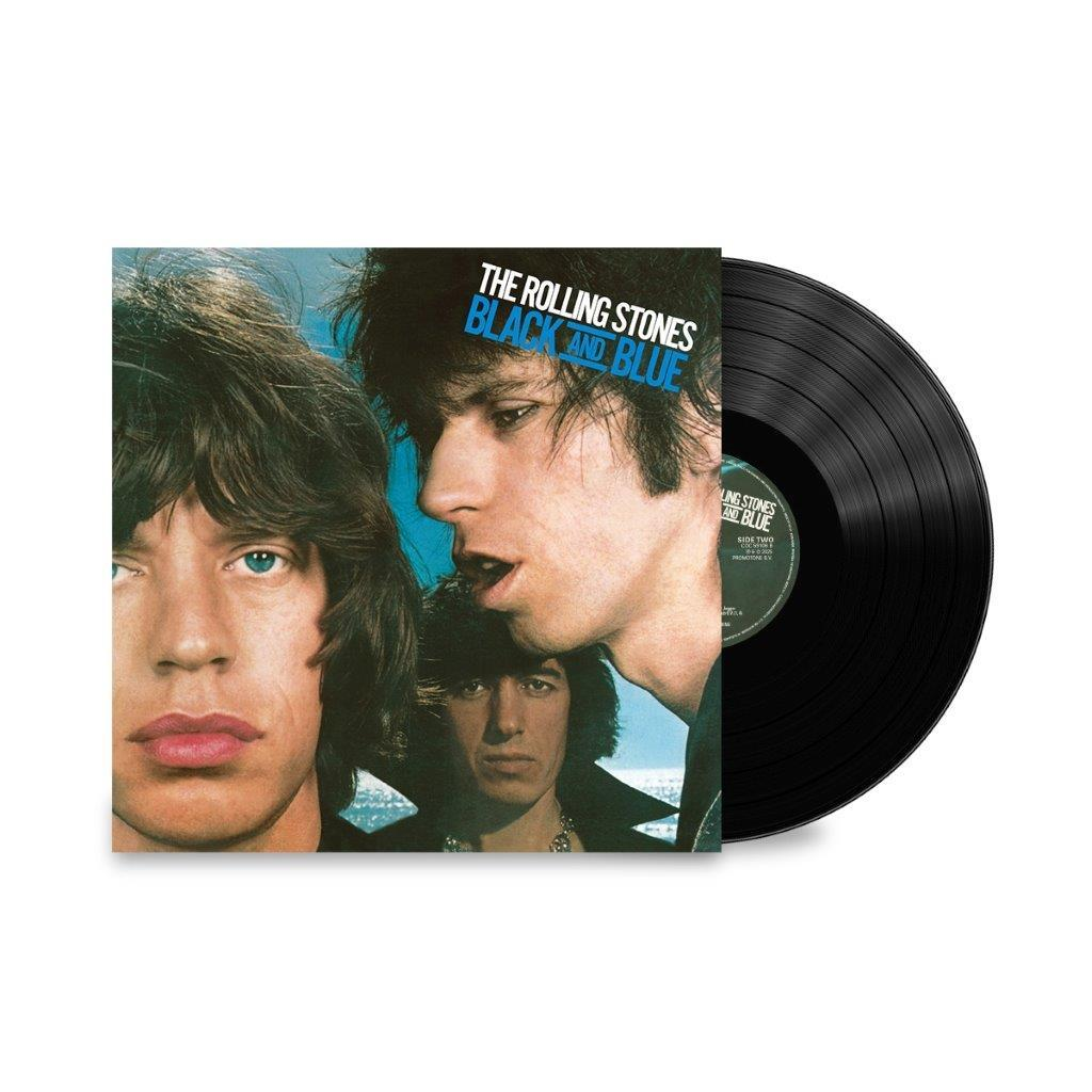 Albumcover von The Rolling Stones, 'Black and Blue', mit drei Bandmitgliedern und einer schwarzen Schallplatte.