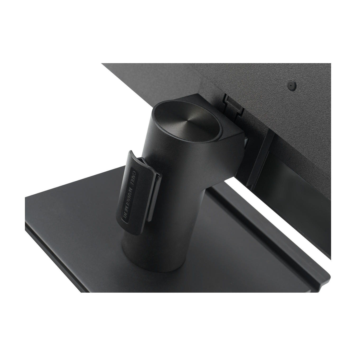 Primo piano di un supporto per monitor nero. Il supporto ha una clip per la gestione dei cavi. La parte posteriore del monitor è visibile, con una superficie strutturata.