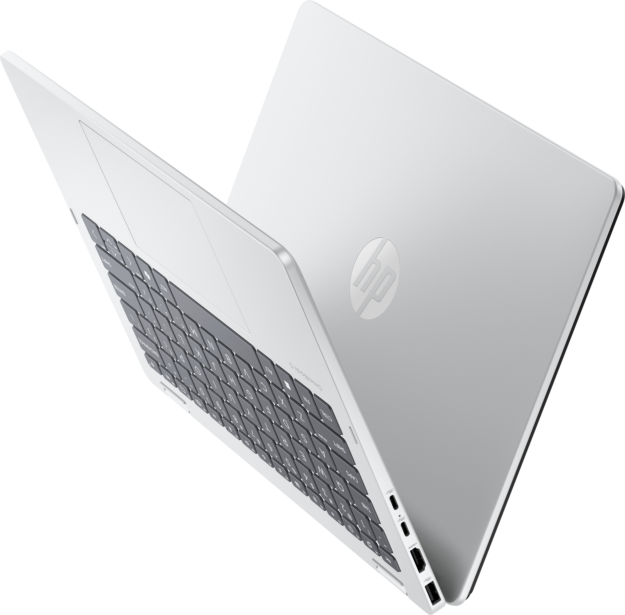 Ein silberner HP-Laptop, geöffnet, in Schrägansicht. Tastatur sichtbar, HP-Logo auf dem Deckel. Grauer Hintergrund.