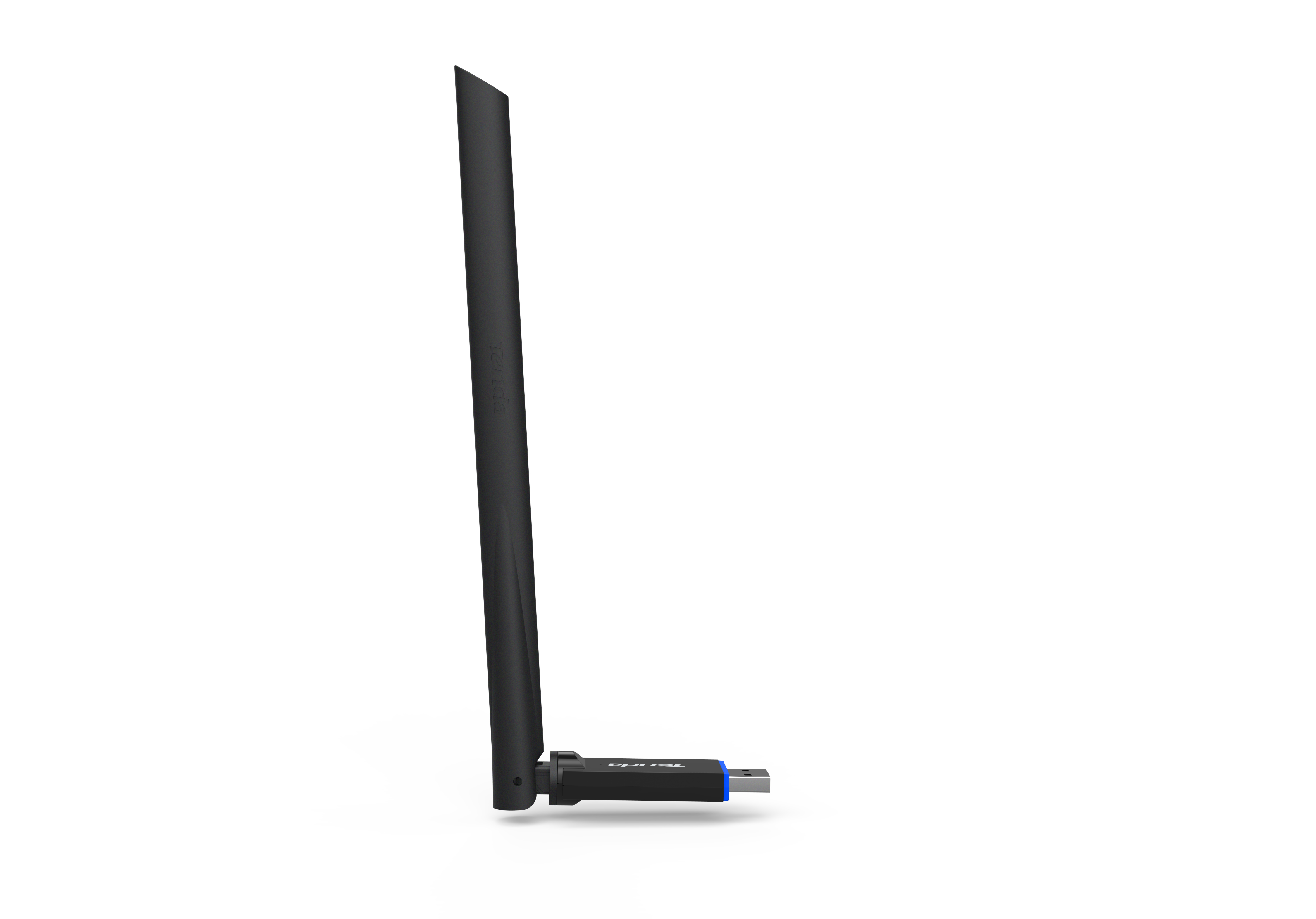 Beyaz zemin üzerinde, antenli siyah bir Tenda USB wifi adaptörü. Anten uzun.