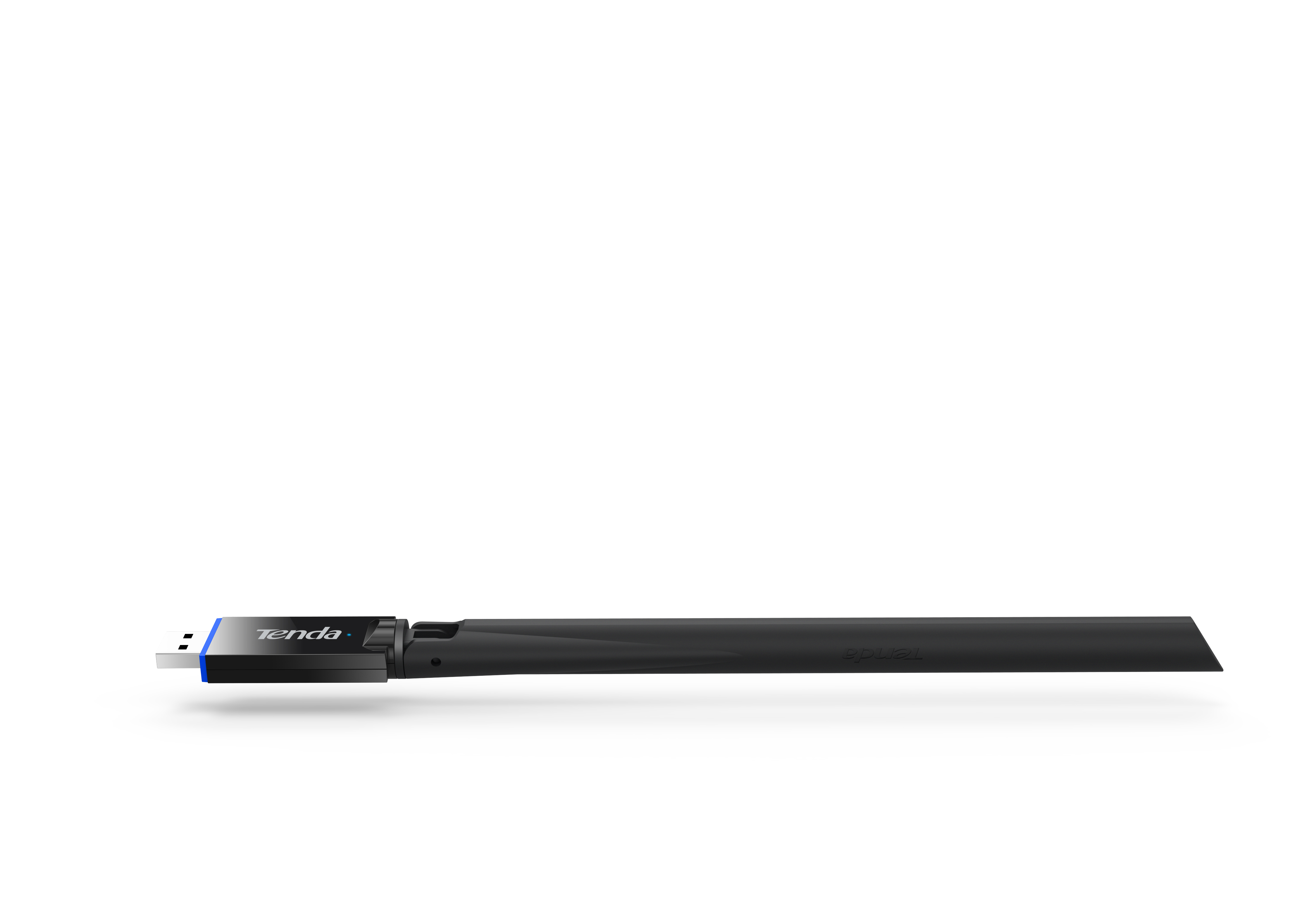 Beyaz zemin üzerinde siyah bir Tenda USB wifi adaptörü. Mavi bir vurgusu ve uzun bir anteni var.