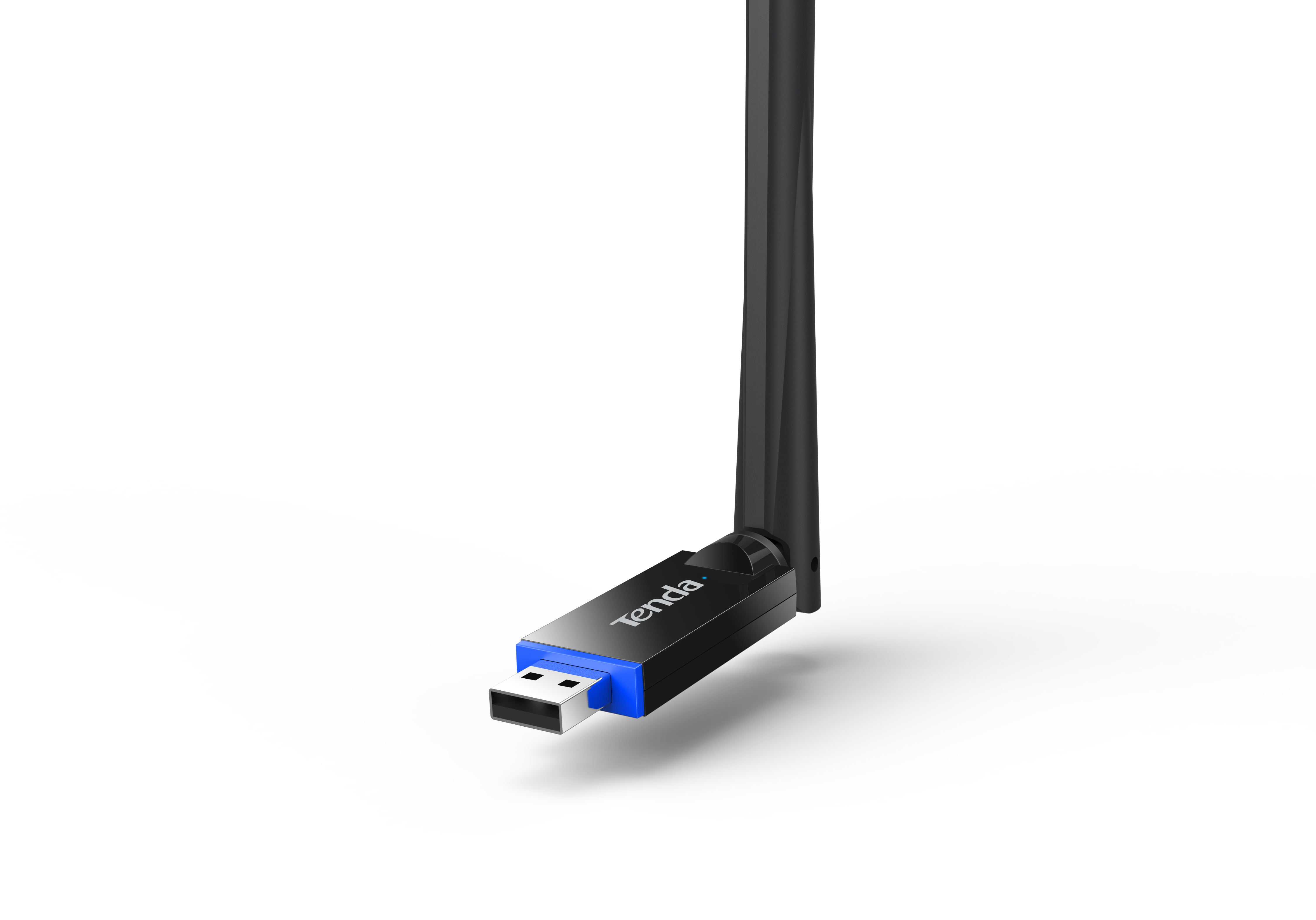 Siyah ve mavi bir Tenda USB WiFi adaptörü, siyah antenli, beyaz zemin üzerinde.