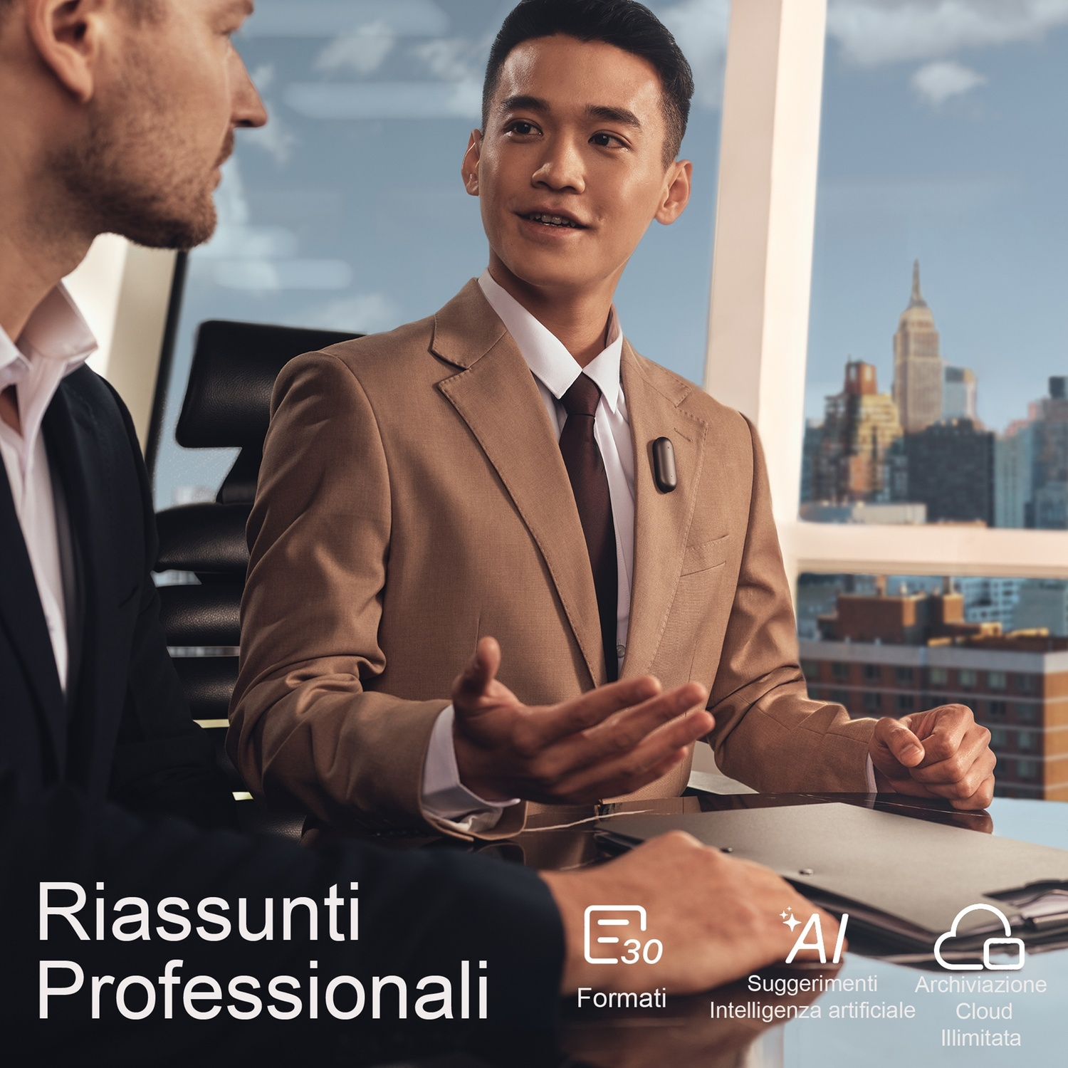 Due uomini in giacca e cravatta discutono a un tavolo con vista sulla città. Uno gesticola, un dispositivo sul bavero. Testo: "Riepiloghi professionali".