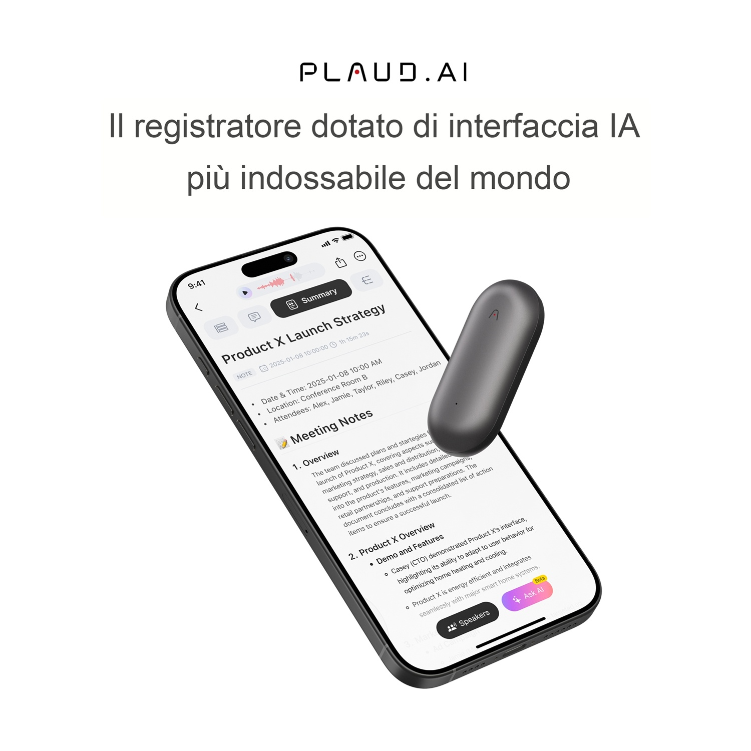 Uno smartphone mostra note di riunione. Un elegante registratore vocale nero fluttua sopra. È presente anche del testo in italiano.