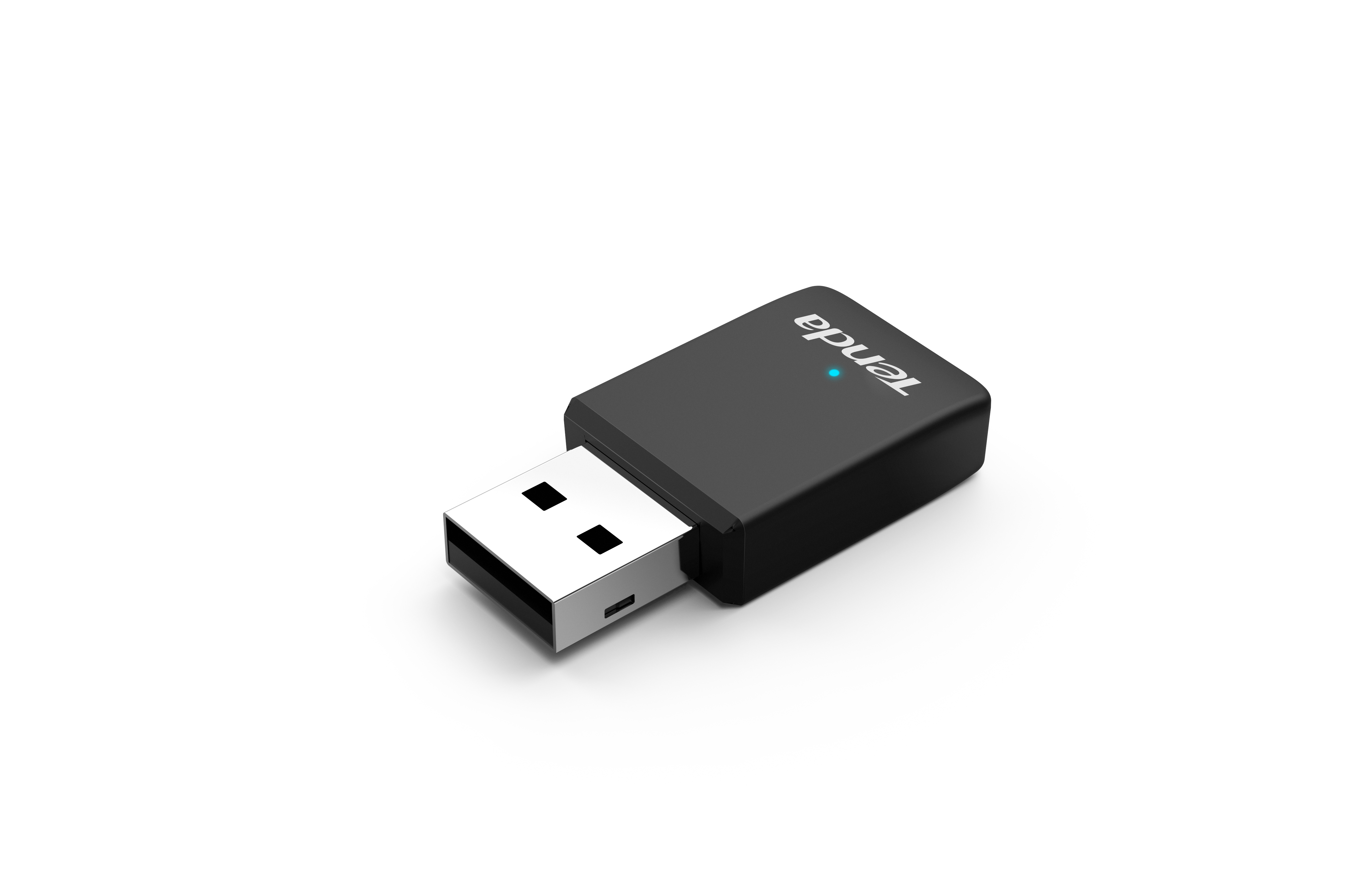 Beyaz bir yüzeyde siyah bir USB WiFi adaptörü. 'Tenda' markası ve mavi bir güç ışığına sahip.