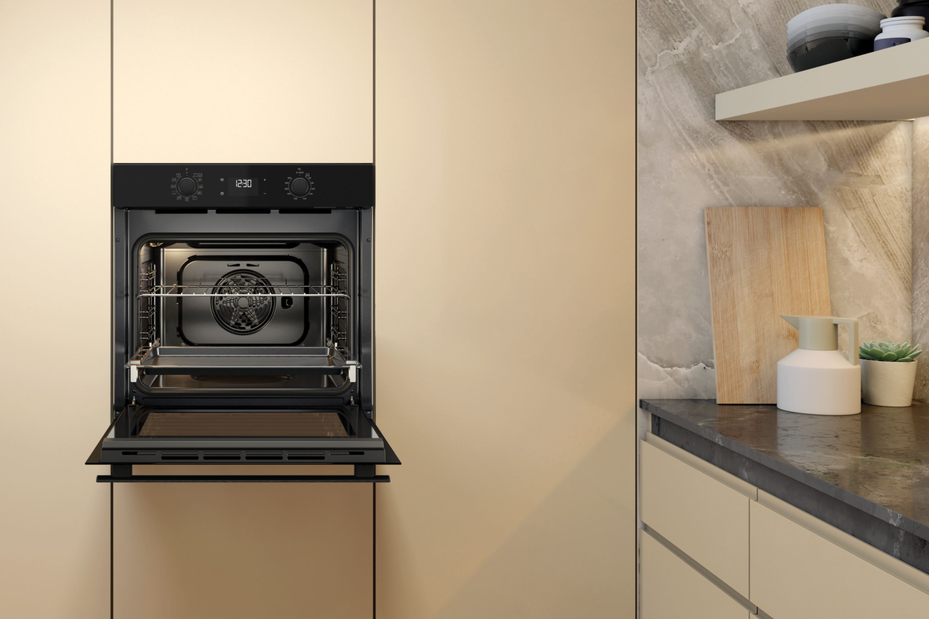 Otwarty piekarnik w kuchni. Beżowe szafki, czarny piekarnik. Blat z deską do krojenia, dzbanem, rośliną.