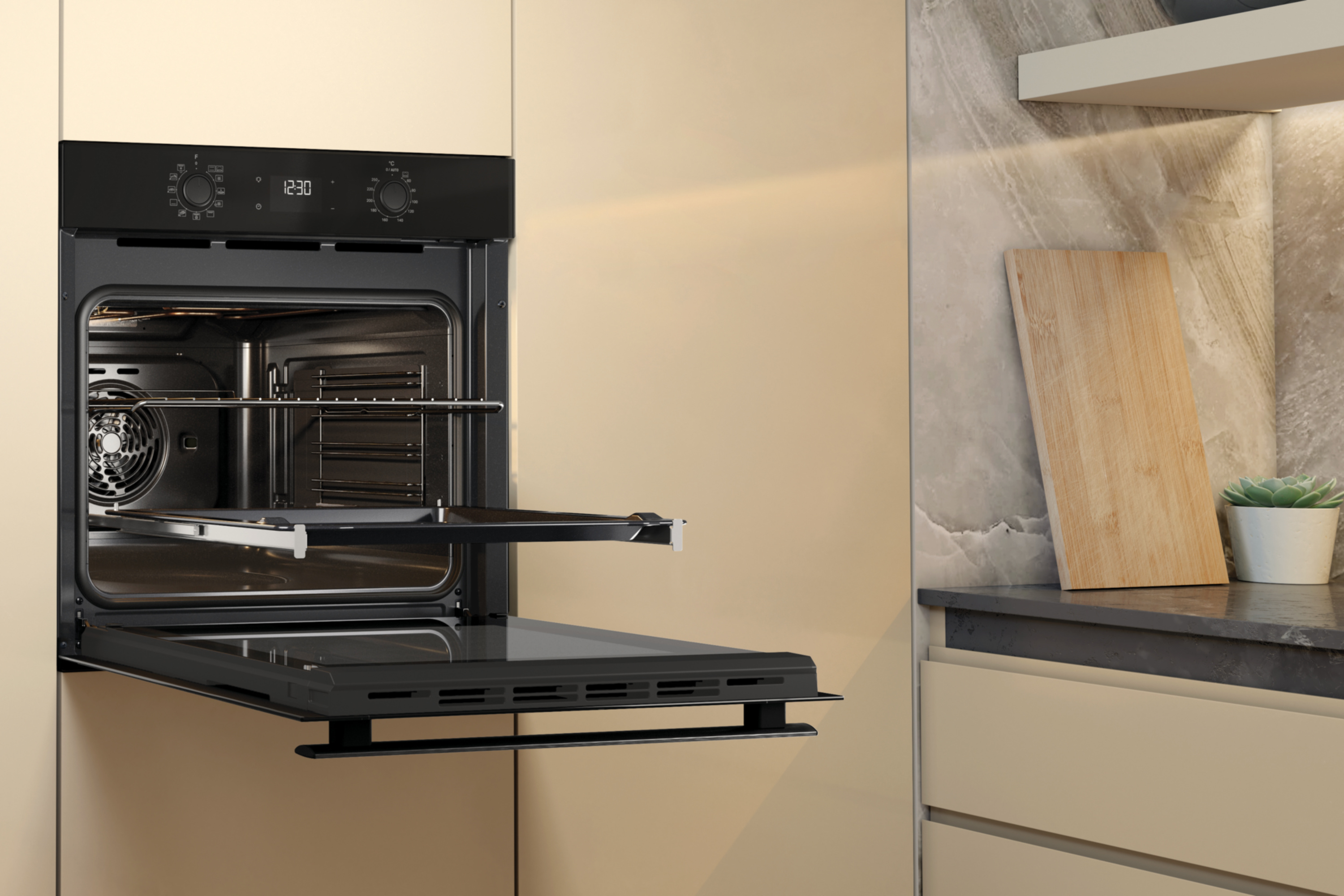 Otwarty czarny piekarnik z półką, cyfrowym zegarem i pokrętłami. Drewniana deska do krojenia i roślina na blacie.