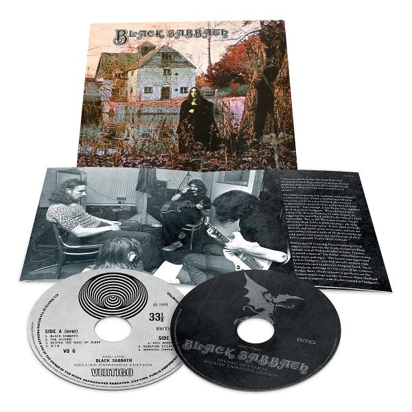 Albumcover von Black Sabbath mit einer dunklen Figur vor einem Haus. Innen spielen Bandmitglieder Instrumente. Zwei CDs sind sichtbar.