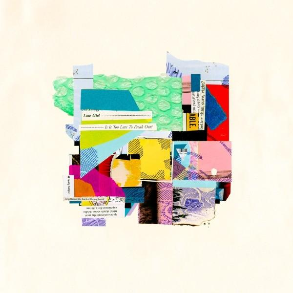 Eine Collage aus bunten Papierstücken mit Textfragmenten und verschiedenen Texturen, darunter Luftpolsterfolie und Streifen, auf weißem Hintergrund.