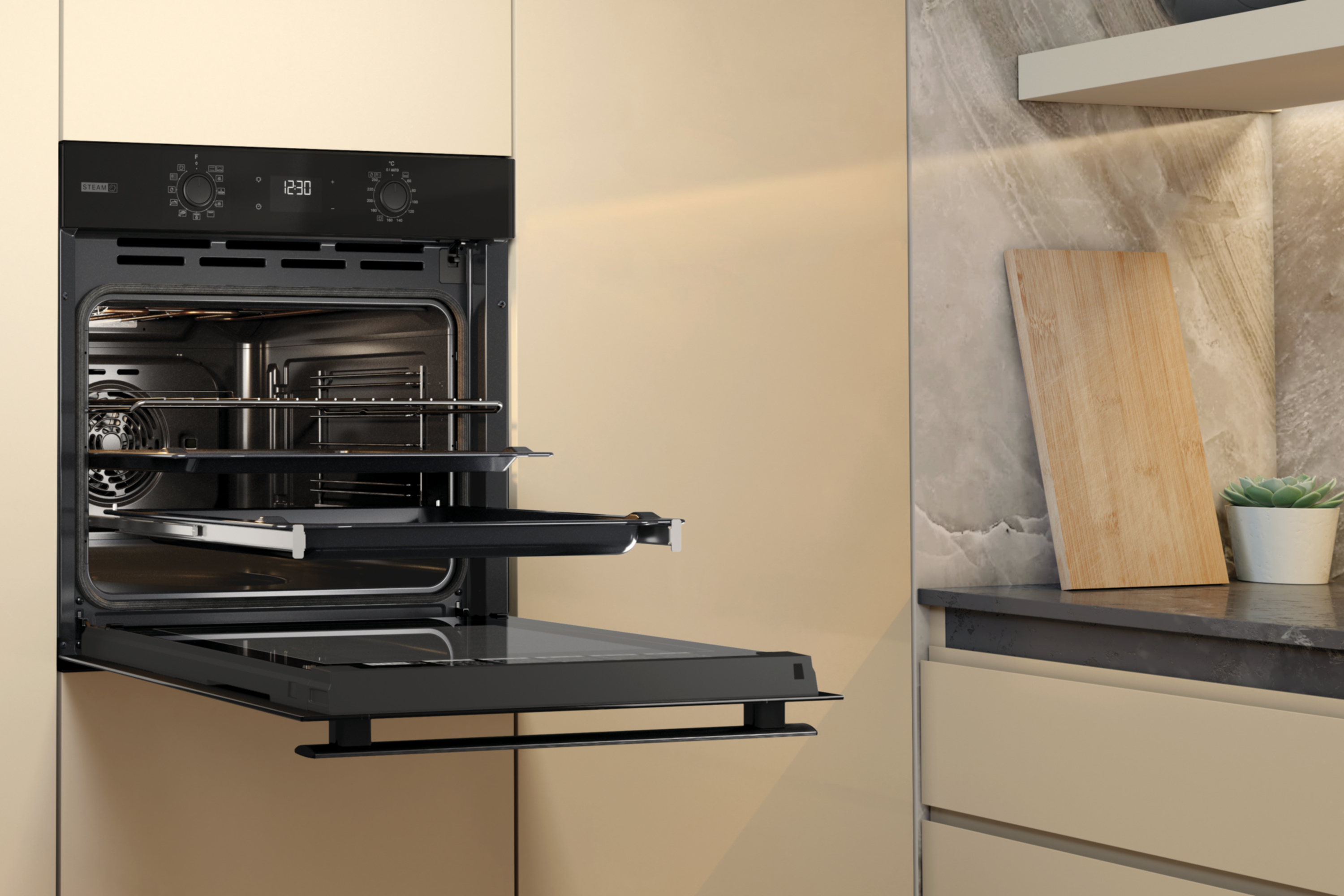 Otwarty piekarnik z wysuniętą tacą. Deska do krojenia i roślina na blacie. Beżowe szafki i kamienna ściana.