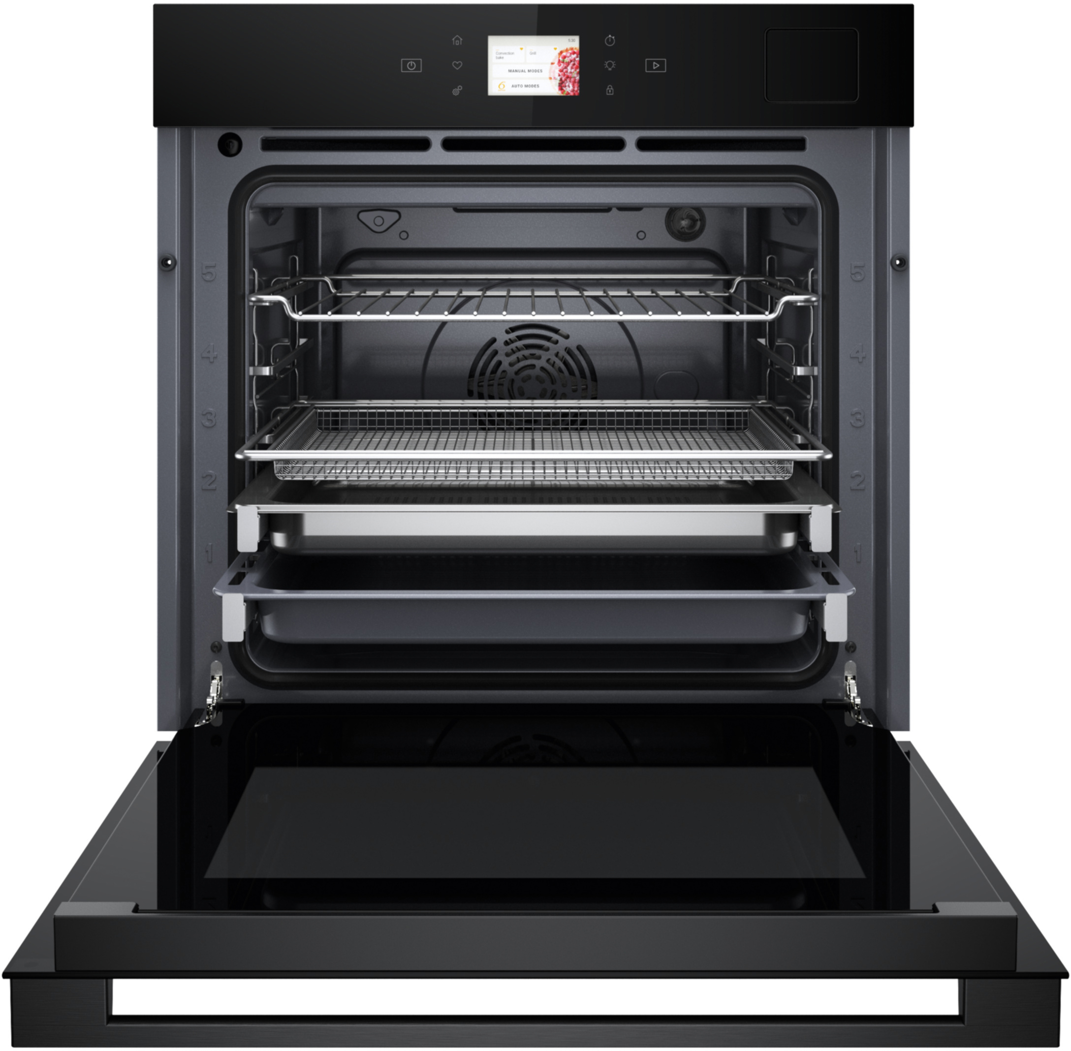 Otwarty czarny piekarnik z wewnętrznymi półkami, tacami i wyświetlaczem cyfrowym. Drzwi otwarte, odsłaniające elementy wewnętrzne.