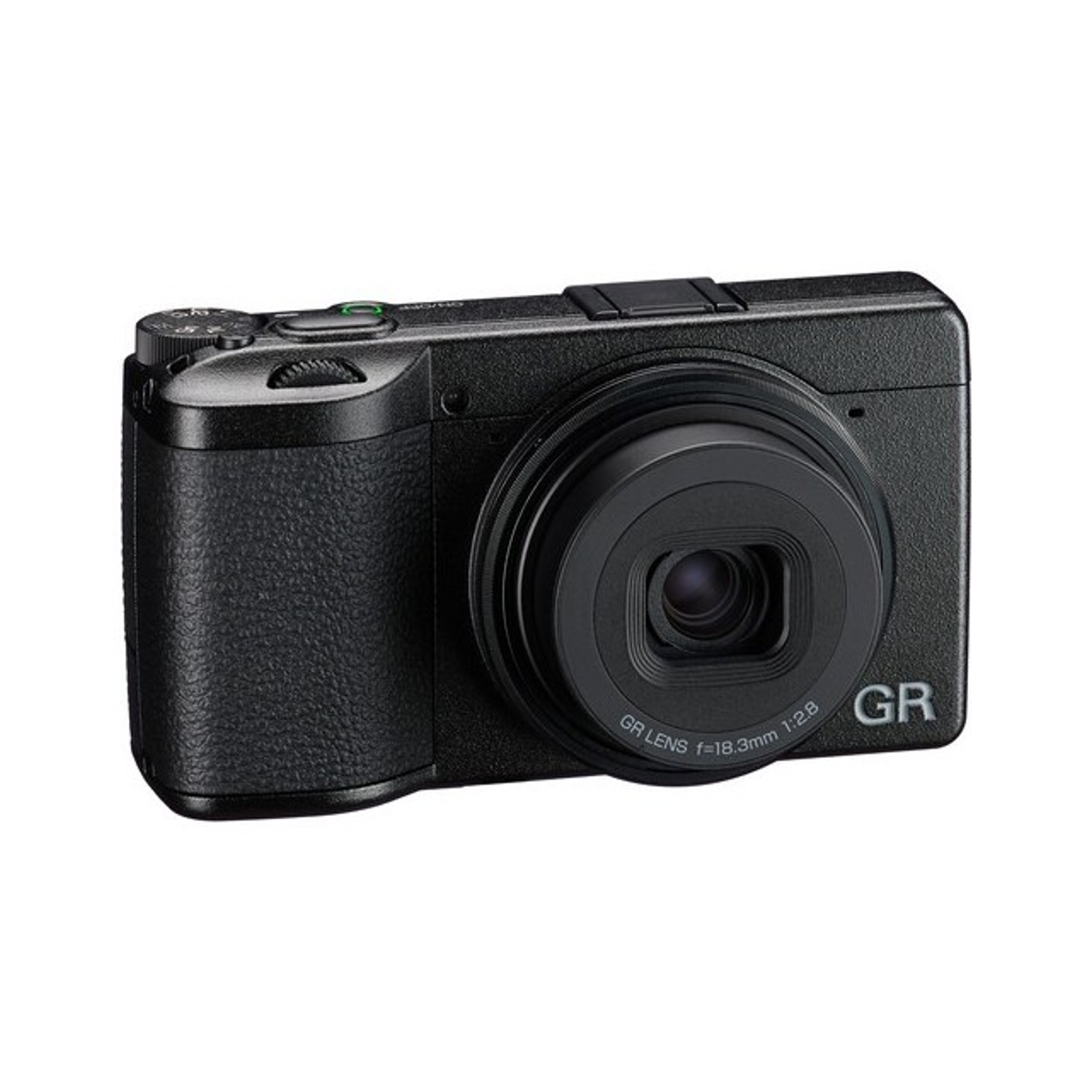 Una fotocamera Ricoh GR nera, con obiettivo, impugnatura e ghiere di controllo. L'obiettivo ha la scritta 'GR LENS' e 'f=18,3mm 1:2,8'.