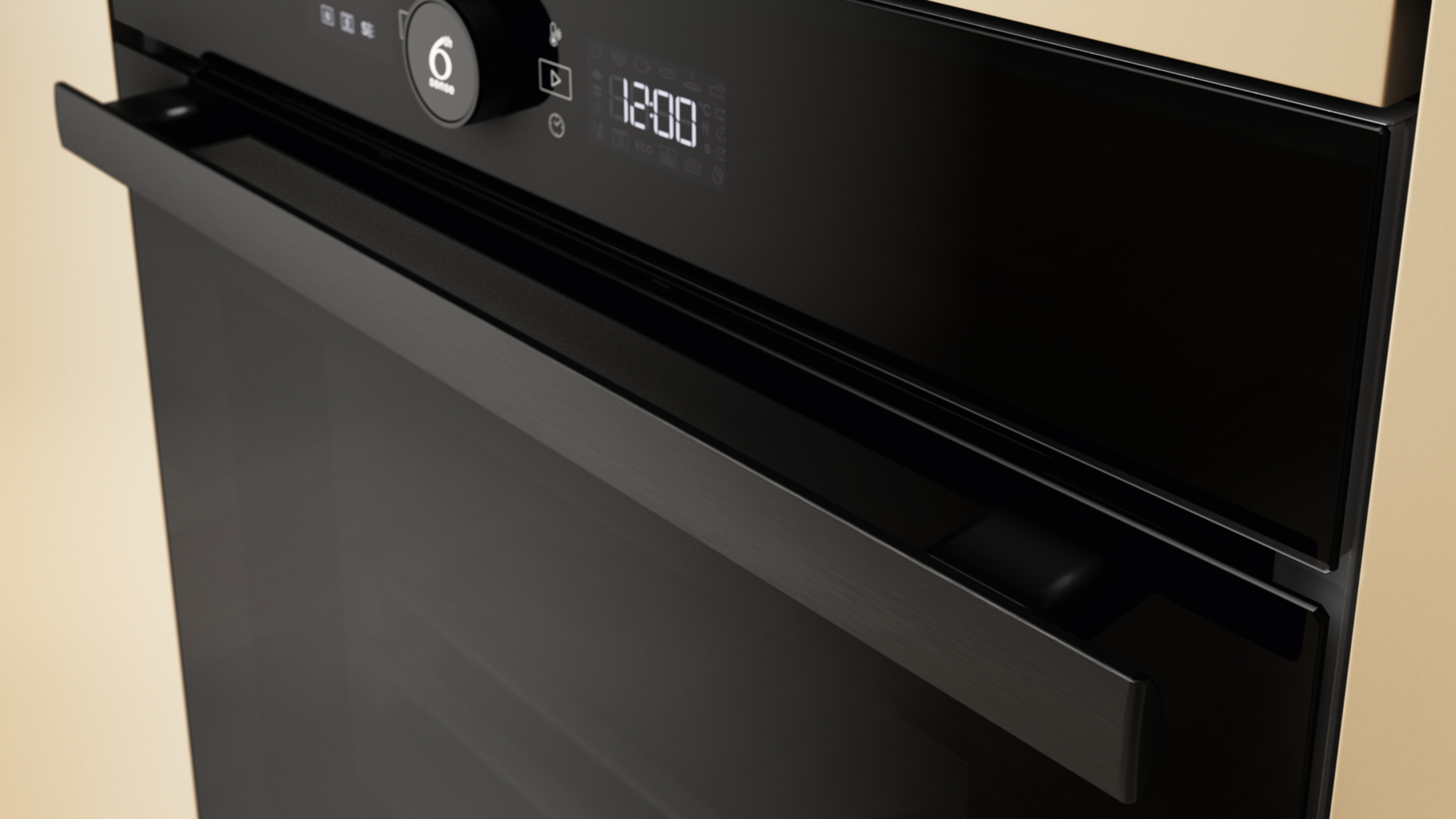 Zbliżenie czarnego piekarnika z uchwytem. Wyświetlacz cyfrowy pokazuje godzinę 12:00. Beżowe tło.