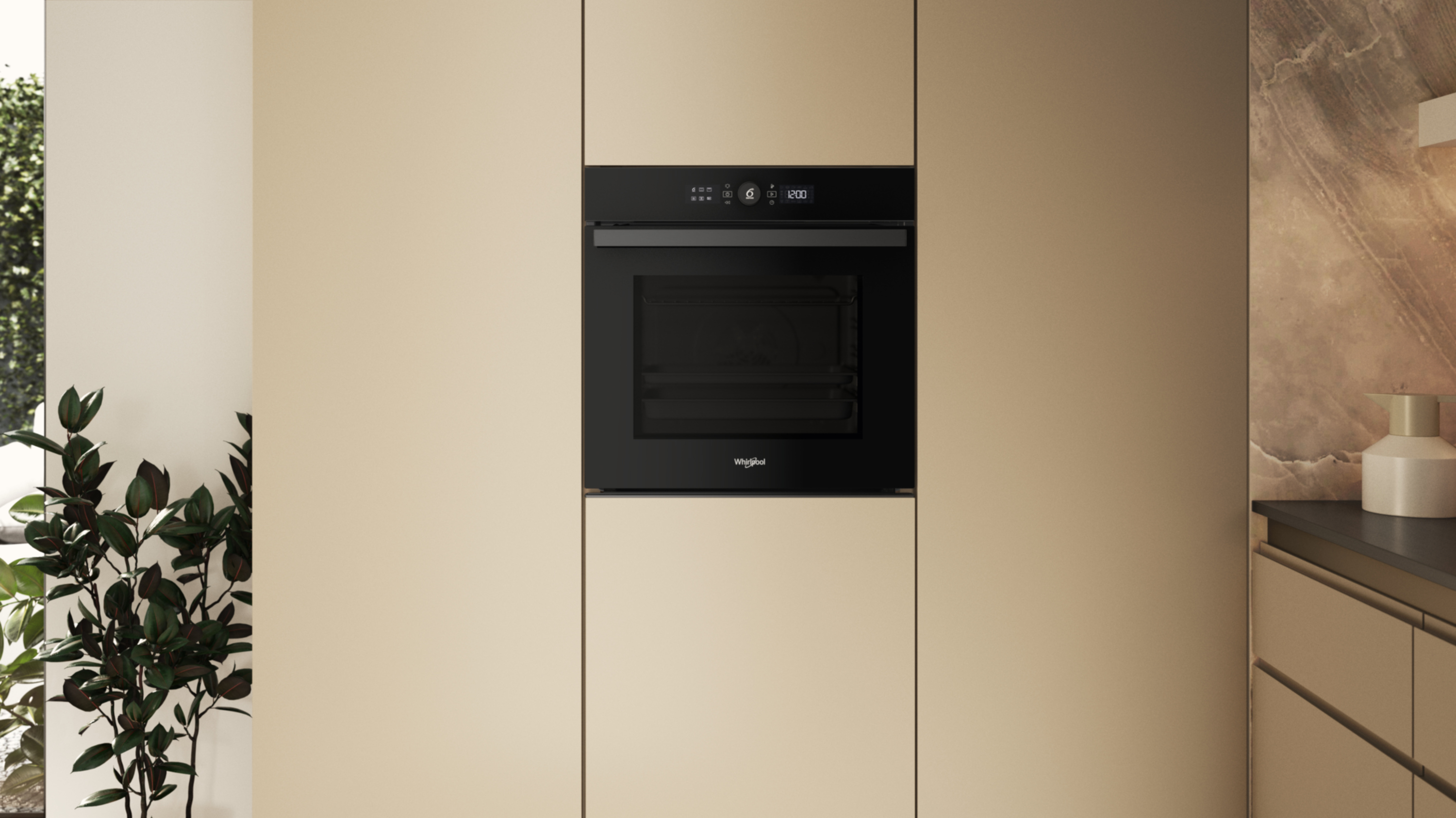 Wbudowany czarny piekarnik Whirlpool jest wyśrodkowany na kremowej szafce. Scena obejmuje rośliny i blat.