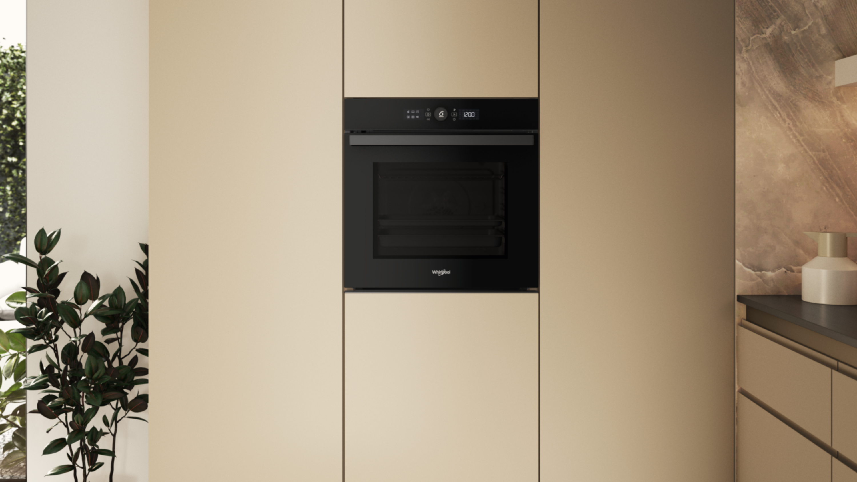 Czarny piekarnik jest wyśrodkowany w beżowej szafce. Po lewej stronie zielone rośliny. Blat z wazonem po prawej.