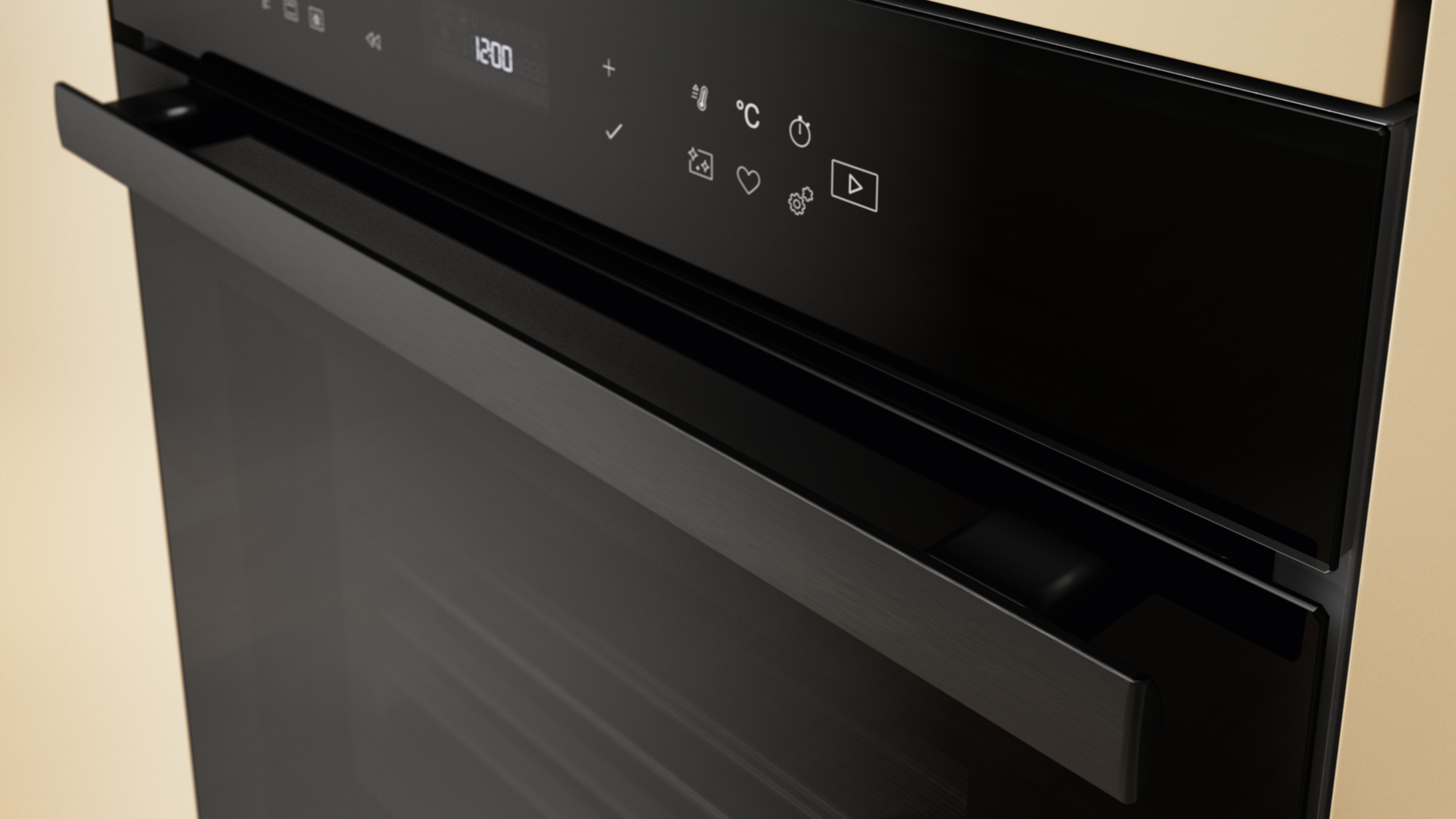 Zbliżenie czarnego piekarnika z uchwytem. Wyświetlacz cyfrowy pokazuje '12:00'. Widoczne ikony temperatury i innych ustawień.